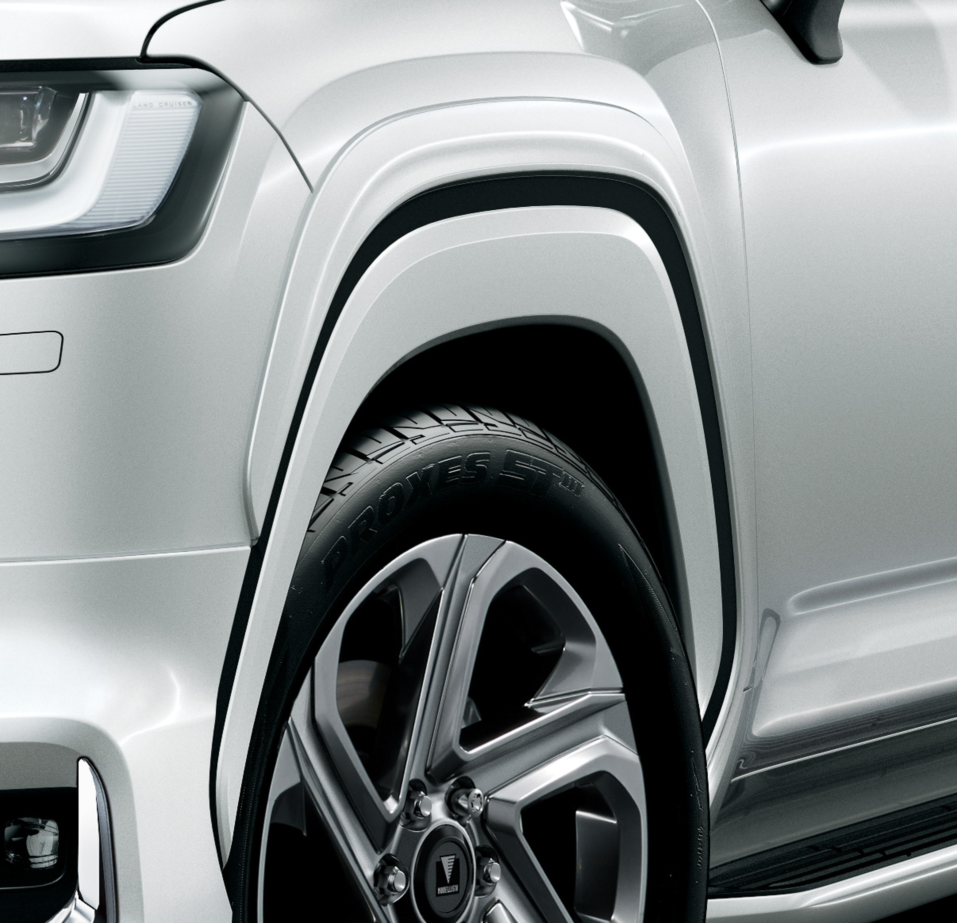 フェンダーガーニッシュ。単品は塗装済みが16万5000円、素地が15万6200円