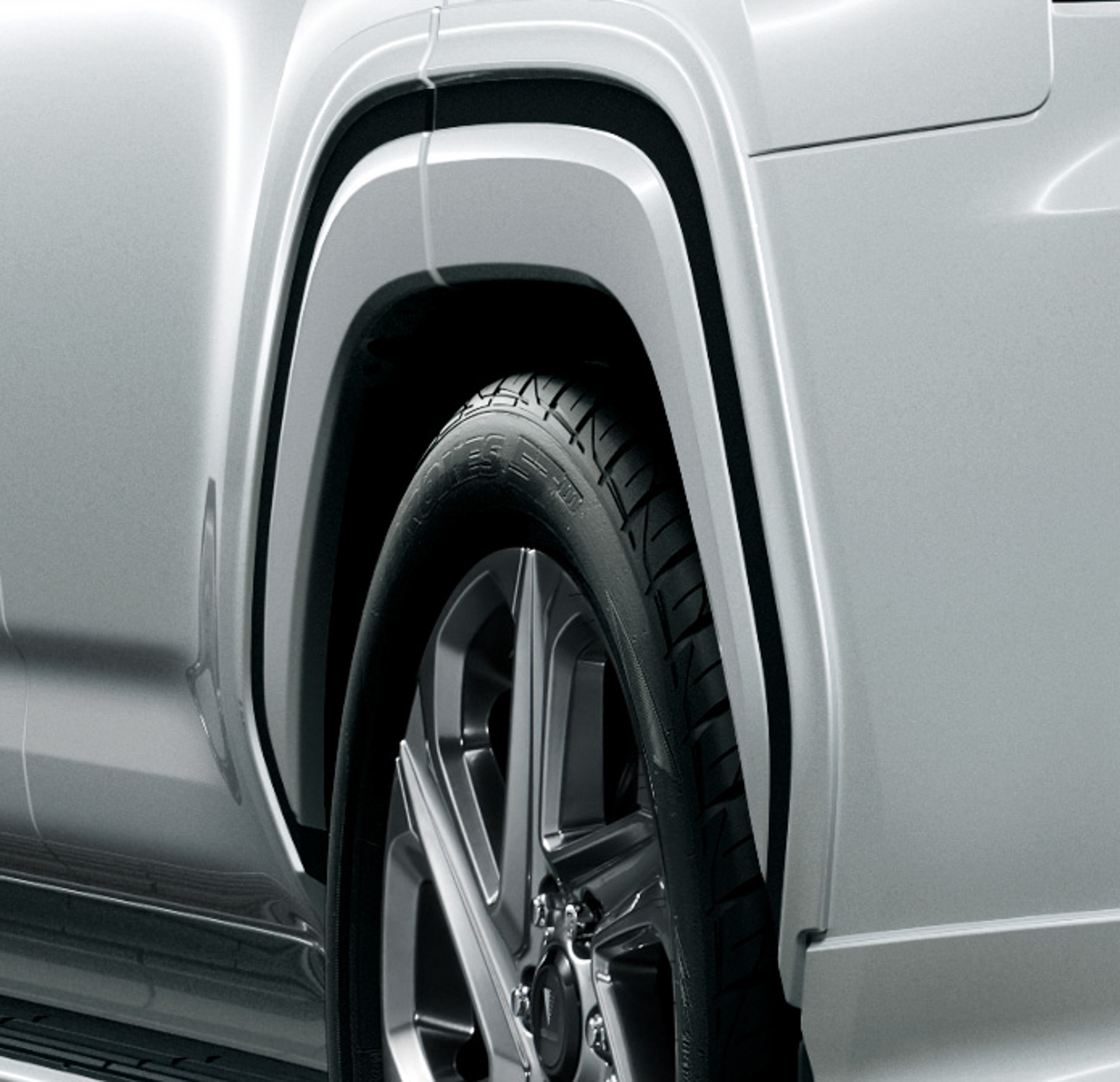 フェンダーガーニッシュ。単品は塗装済みが16万5000円、素地が15万6200円