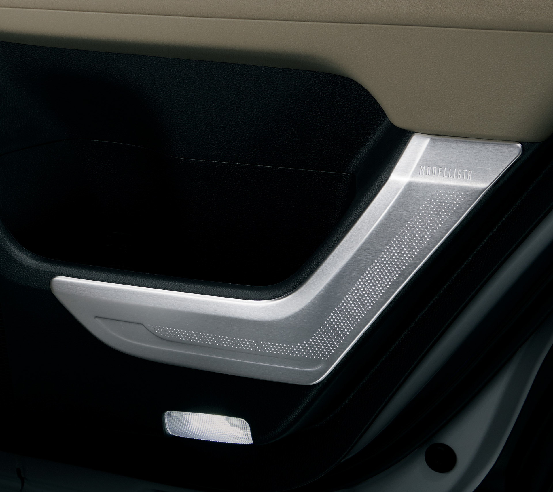 メタルガーニッシュキット、フロント（左）リア（右）。前後セットで5万5000円