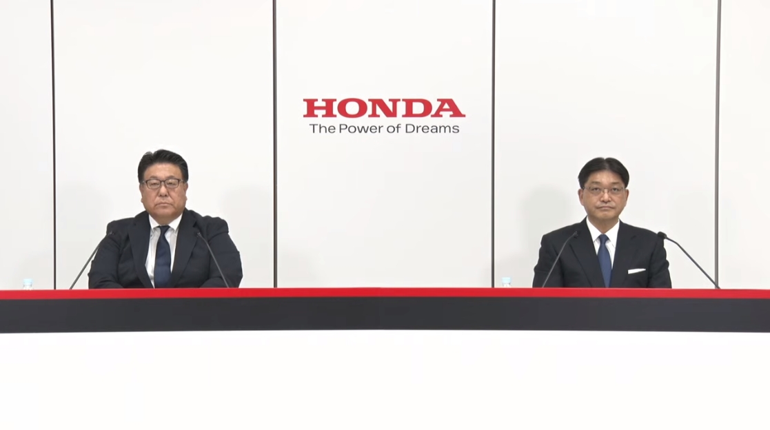 YouTube LIVEで行なわれた決算説明会に登壇した本田技研工業株式会社 取締役 代表執行役副社長 倉石誠司氏（左）と本田技研工業株式会社 取締役 執行役専務 竹内弘平氏（右）
