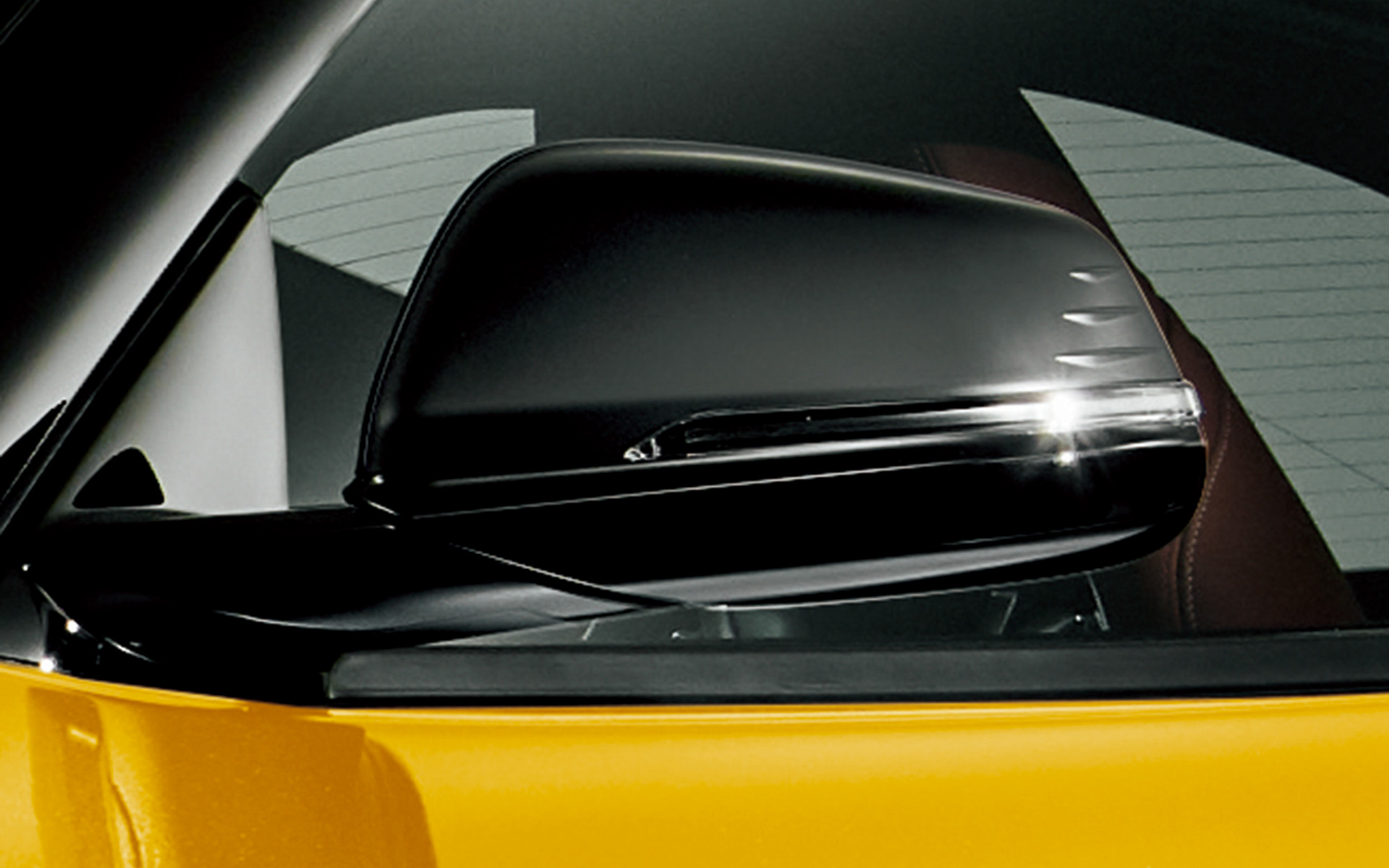 マットブラック塗装のドアミラー