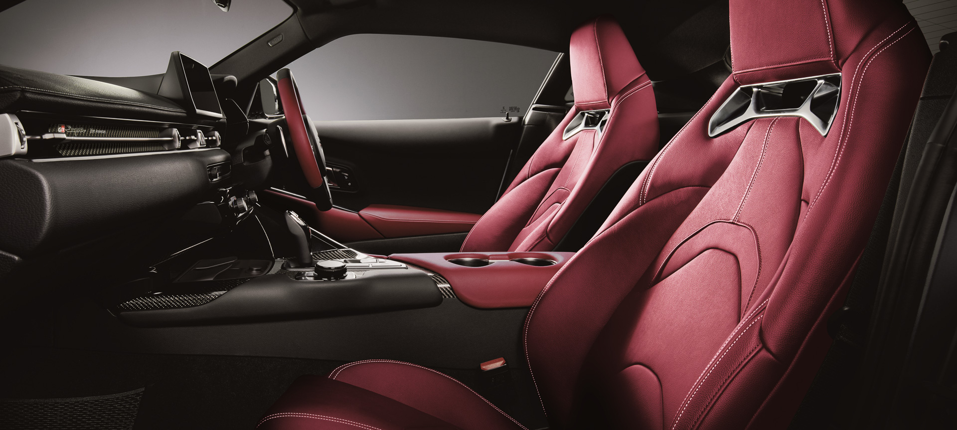 本革シート（内装色レッドは特別設定色）