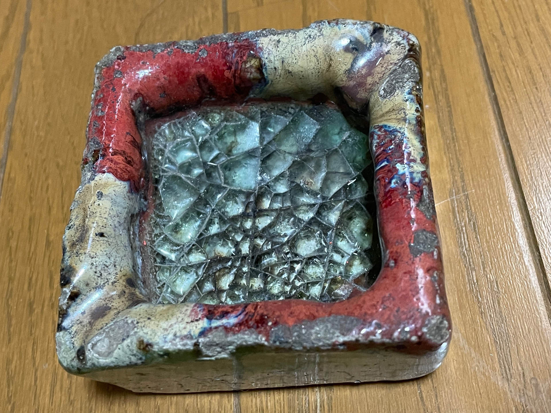 1945年3月10日の東京大空襲で焼失した神田にあった昌平館。その時の焼け跡から拾った溶けた灰皿。伊東にあった松林館にもあった灰皿。子供の頃はなぜこんないびつなものがあるだろうと不思議に思っていた。旅館を店じまいした時に父の親友に託されたが回りまわって今は我が家にある