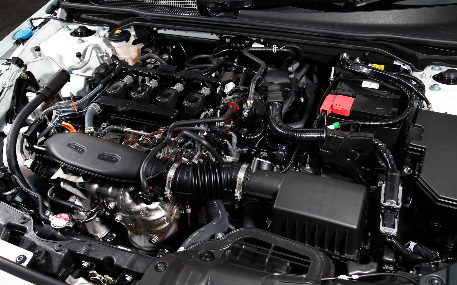 新型シビックが搭載する直列4気筒DOHC 1.5リッター直噴ターボエンジンは最高出力134kW（182PS）/6000rpm、最大トルク240Nm（24.5kgfm）/1700-4500rpmを発生