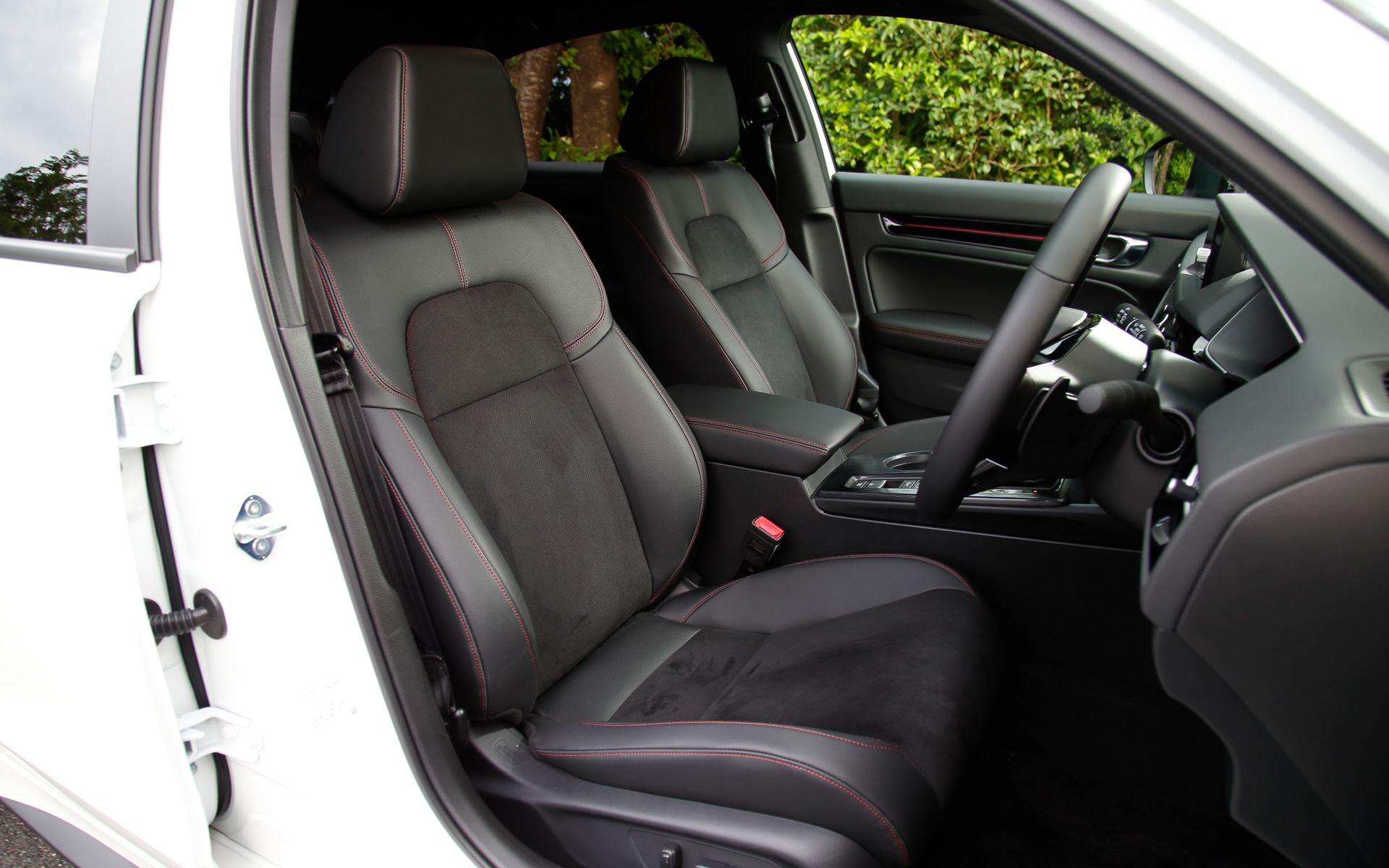 インテリアではフロントピラーの下端を先代モデルに対し50mm後方に設定することで水平視野角を拡大（先代比2度増の約87度）しており、低いフロントフードとあいまって左右まで抜けのよい前方視界を実現。EXでは10.2インチのフルグラフィックメーターを新たに採用している