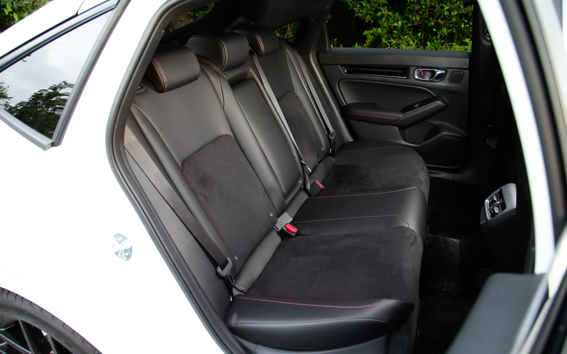 インテリアではフロントピラーの下端を先代モデルに対し50mm後方に設定することで水平視野角を拡大（先代比2度増の約87度）しており、低いフロントフードとあいまって左右まで抜けのよい前方視界を実現。EXでは10.2インチのフルグラフィックメーターを新たに採用している