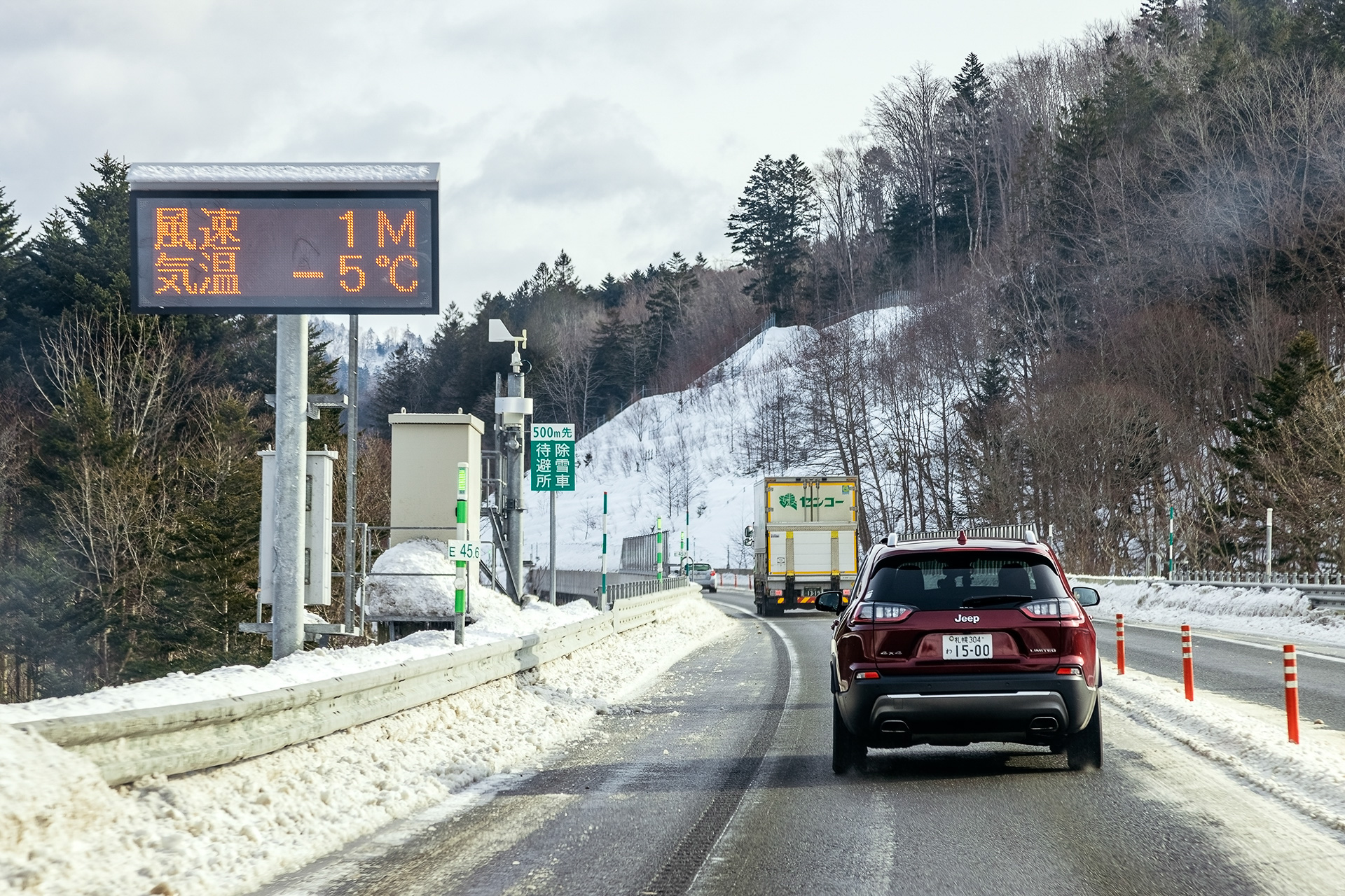 ウェット路面でタイヤがヨレて直進安定性が不安になるようなこともなく、しっかり感がステアリングに伝わってくる