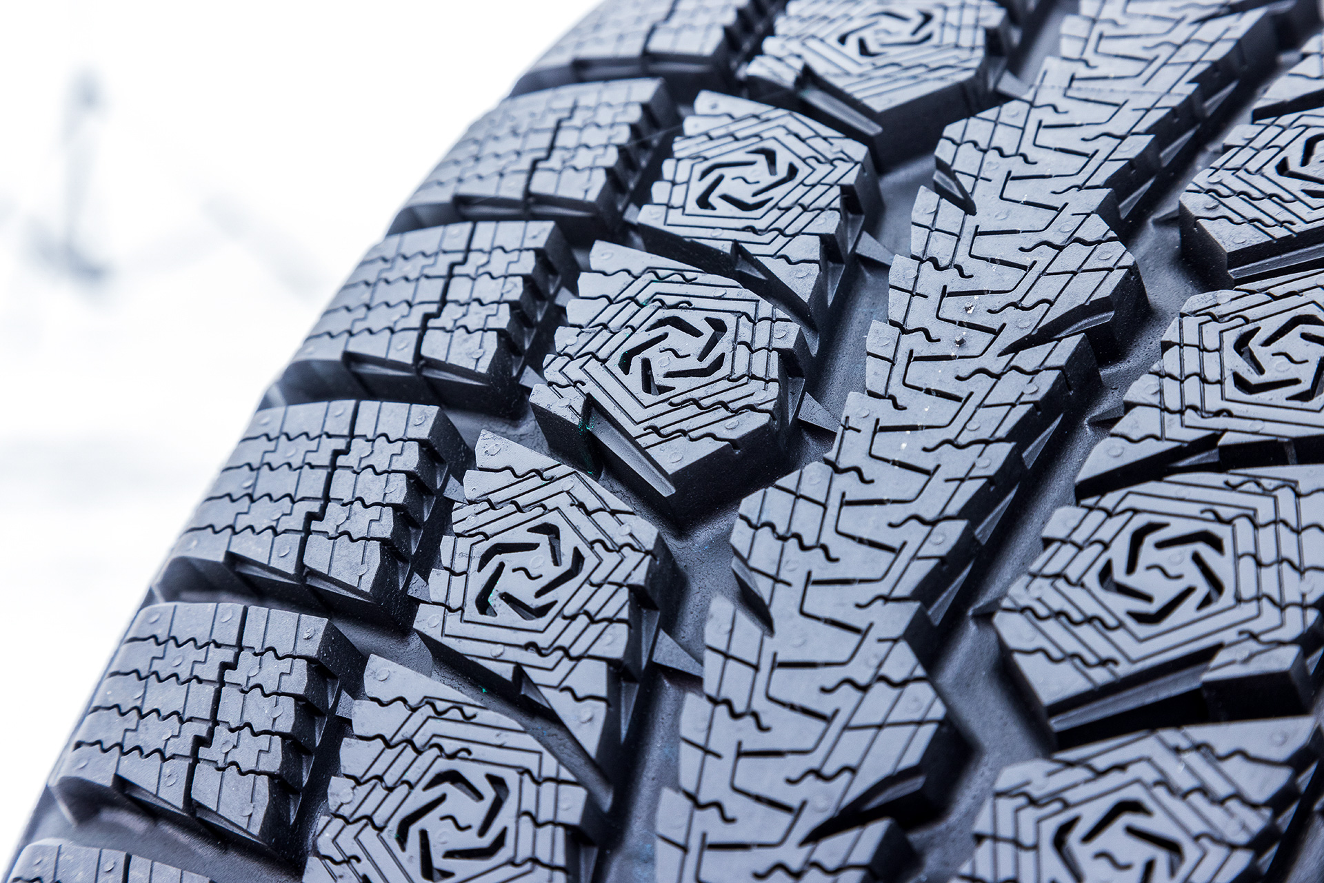 オブザーブ GSi-6では4本の主溝をジグザグ化してスノートラクション性能と排水性能を両立。また、センターに設置されたジグザグリブによってスノートラクション性能と操縦安定性を向上させる「セレーテッドスタビリティリブ」とともに、サイプの閉じ込みを抑制して効果的に除水・エッジ効果を発揮する「スウィングサイプ」、らせん状のサイプが全方向にエッジ効果をもたらす「スパイラルエッジサイプ」、コーナリング時にエッジ効果を発揮する「ショルダーライトニングエッジ」などを新採用