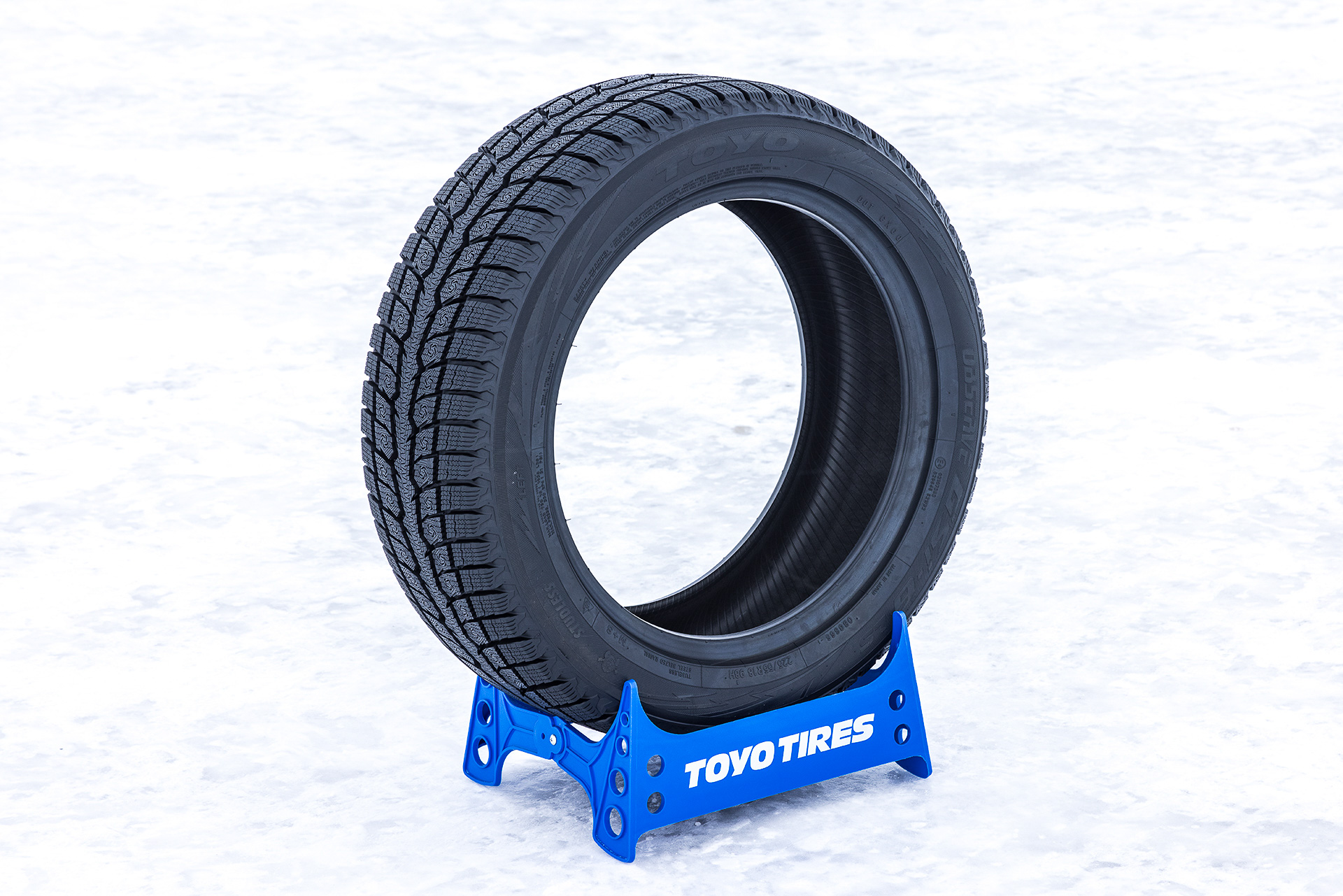 オブザーブ GSi-6は195/80R15と175/80R16の2サイズを展開していたが、8月から新たに15サイズを追加して発売。近年は冬季の気温変動が大きく、路面の状態も湿った雪が交じるシャーベット状態から凍結したアイス状態まで刻々と変化する。TOYO TIRESではこうした不安定な路面状況に対応できる性能が求められていると考え、日本の降雪期に求められる性能を追求したSUV/CCV専用のスタッドレスタイヤとしてオブザーブ GSi-6をリリースした