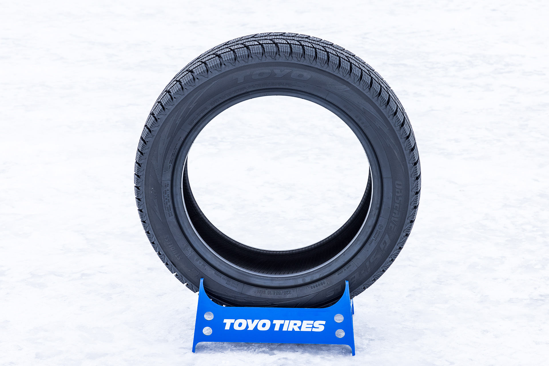 オブザーブ GSi-6では4本の主溝をジグザグ化してスノートラクション性能と排水性能を両立。また、センターに設置されたジグザグリブによってスノートラクション性能と操縦安定性を向上させる「セレーテッドスタビリティリブ」とともに、サイプの閉じ込みを抑制して効果的に除水・エッジ効果を発揮する「スウィングサイプ」、らせん状のサイプが全方向にエッジ効果をもたらす「スパイラルエッジサイプ」、コーナリング時にエッジ効果を発揮する「ショルダーライトニングエッジ」などを新採用