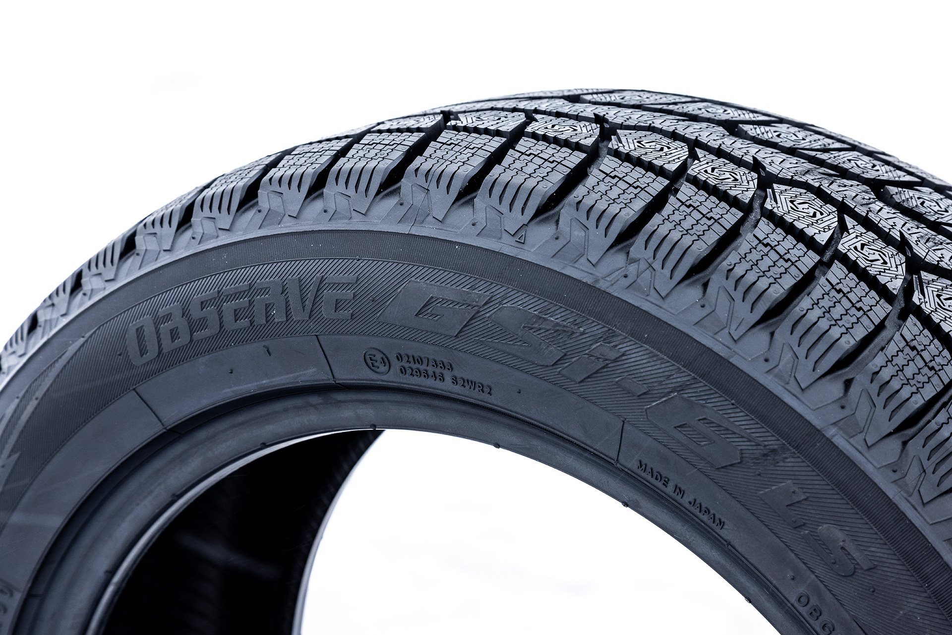 オブザーブ GSi-6では4本の主溝をジグザグ化してスノートラクション性能と排水性能を両立。また、センターに設置されたジグザグリブによってスノートラクション性能と操縦安定性を向上させる「セレーテッドスタビリティリブ」とともに、サイプの閉じ込みを抑制して効果的に除水・エッジ効果を発揮する「スウィングサイプ」、らせん状のサイプが全方向にエッジ効果をもたらす「スパイラルエッジサイプ」、コーナリング時にエッジ効果を発揮する「ショルダーライトニングエッジ」などを新採用