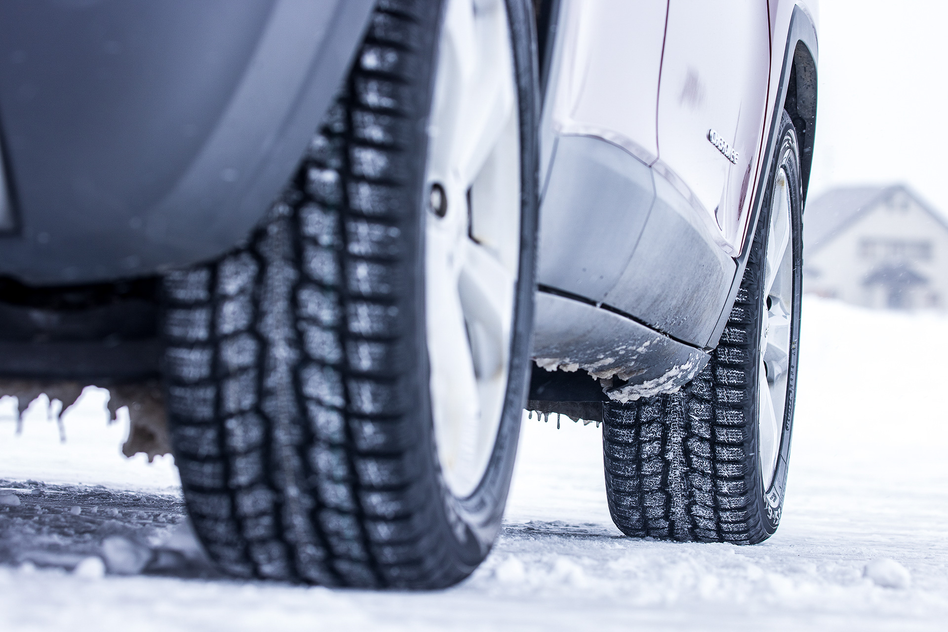 さまざまな新採用技術などにより、オブザーブ GSi-6では従来の「OBSERVE GSi-5」に対してスノー制動性能を7％、ウェット制動性能を11％短縮させることに成功