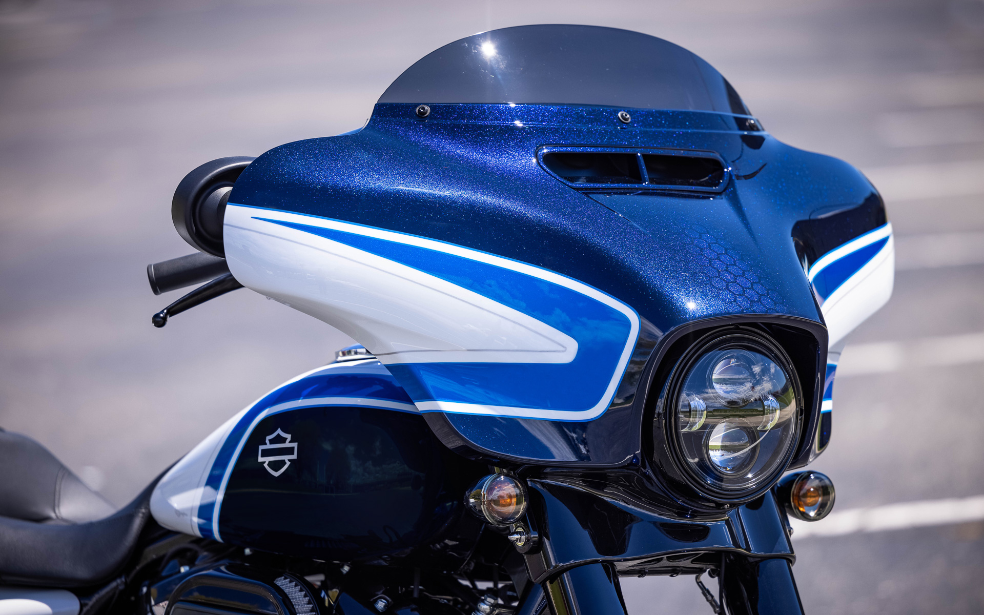 手作業によって丹念に描かれた躍動感のあるストロークと、うっすら浮かび上がる六角形のパターンが特徴