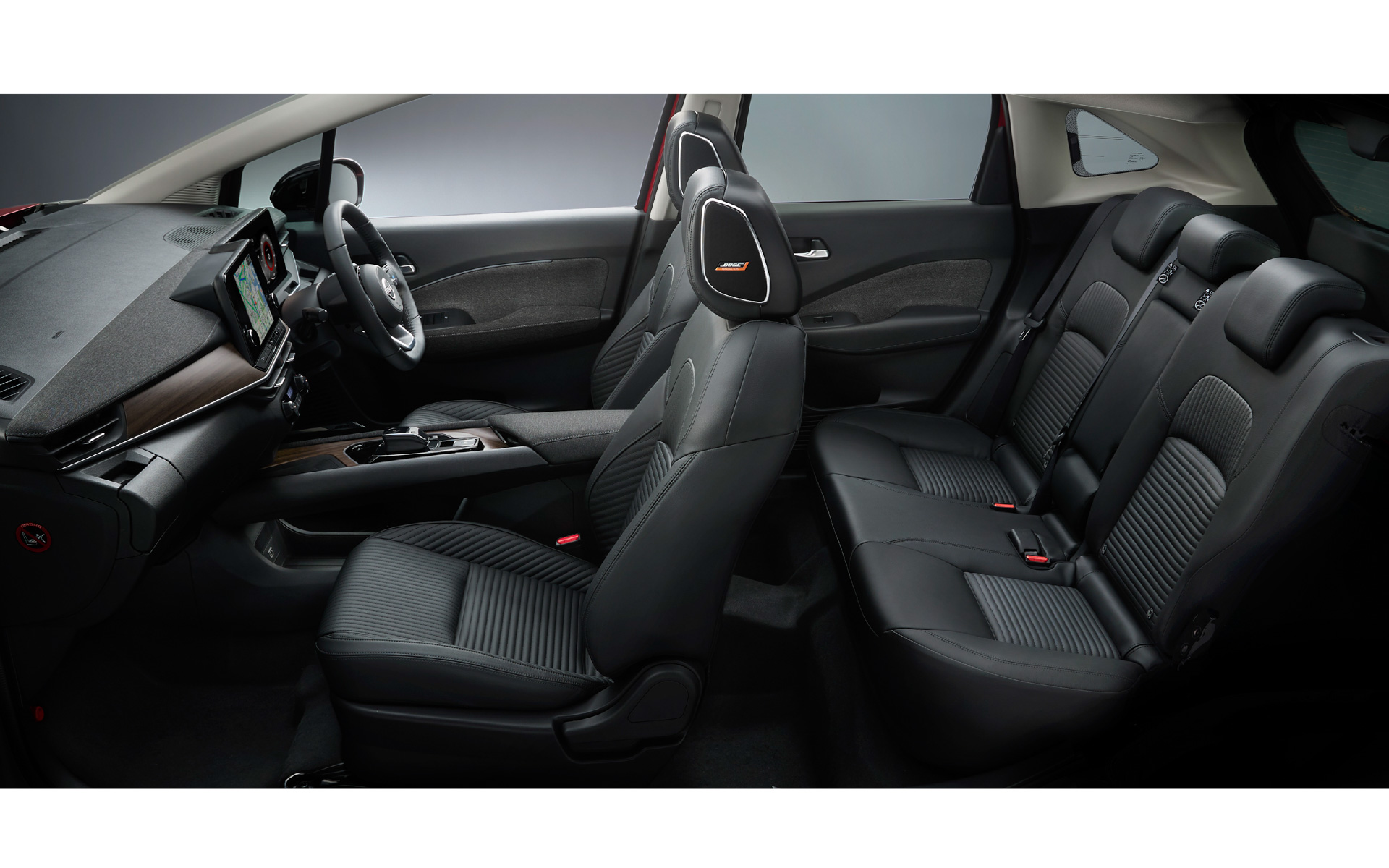 新型車ノート オーラに搭載されている、BOSE×日産による国内初のヘッドレスト搭載プレミアムオーディオによる音響と、人間工学に基づき設計された「ゼログラビティシート」で、上質な映画鑑賞を楽しめるという