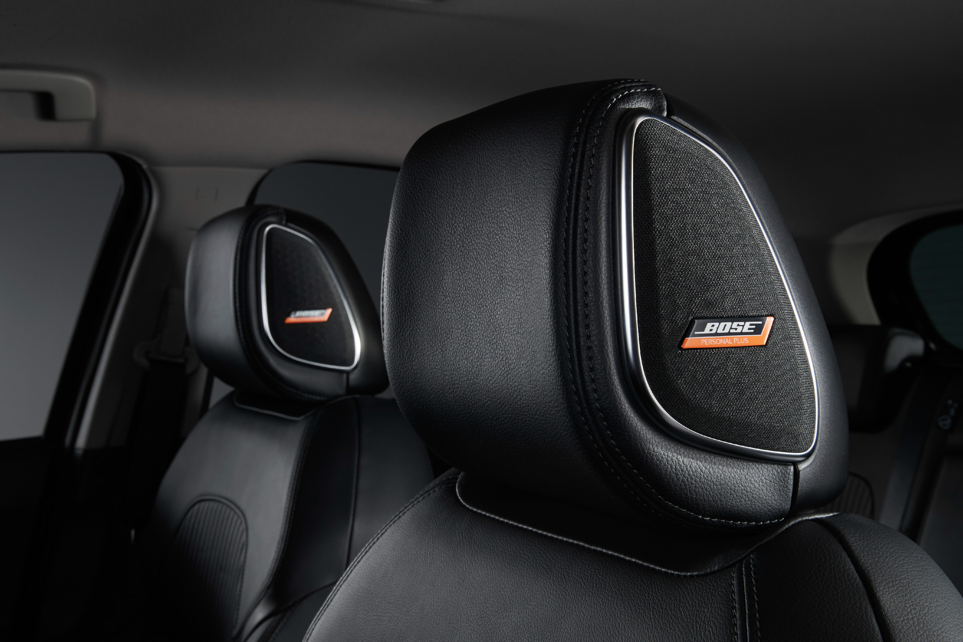 新型車ノート オーラに搭載されている、BOSE×日産による国内初のヘッドレスト搭載プレミアムオーディオによる音響と、人間工学に基づき設計された「ゼログラビティシート」で、上質な映画鑑賞を楽しめるという