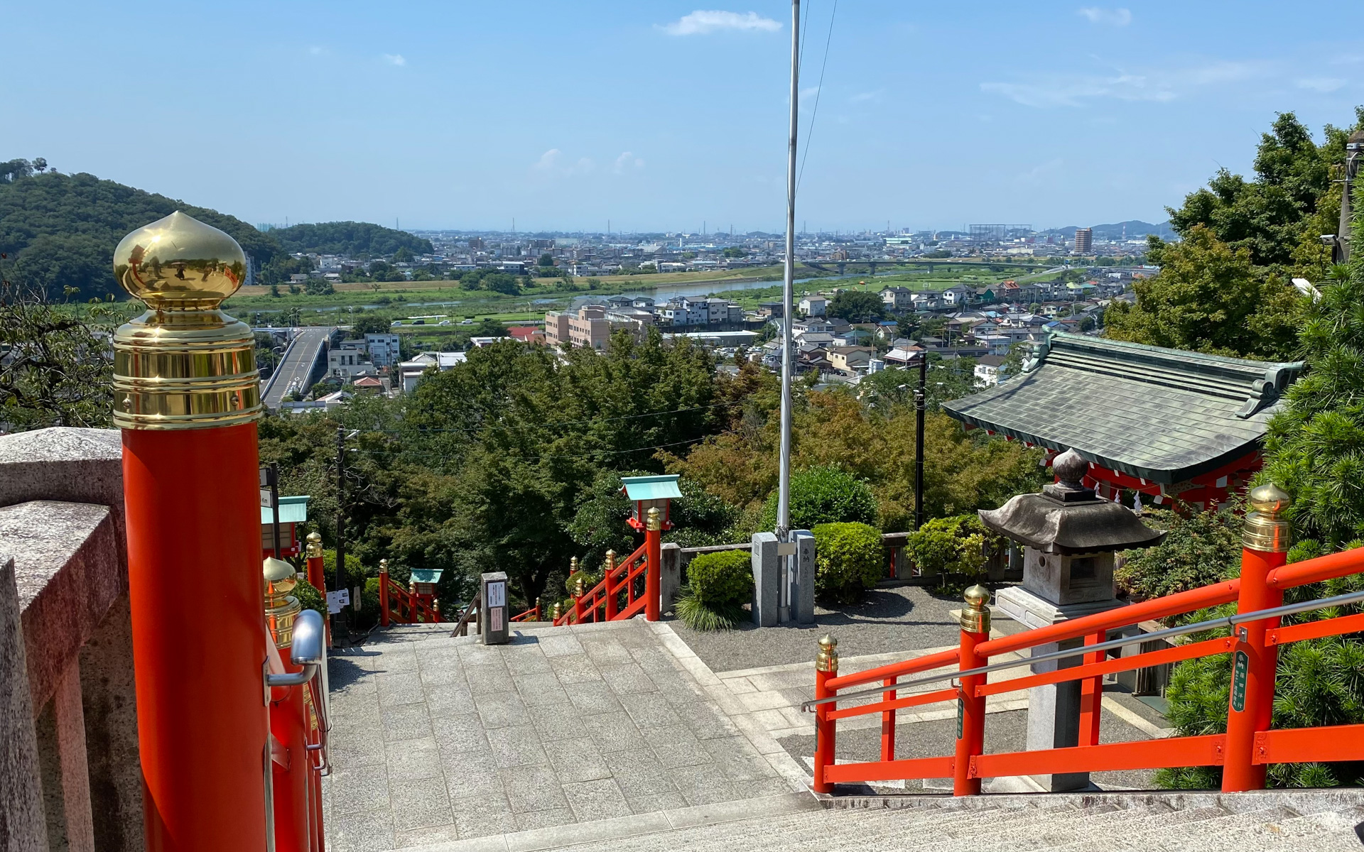 1200年余りの機場としての歴史を持つ足利にふさわしく、織物の神様が祀られている足利織姫神社。織姫山の中腹にあるので、境内からの見晴らしの良さは格別です。徒歩だと、一の鳥居をくぐってから229段の石段が待つ「男坂」、緩やかな山道となっていて、七色の鳥居を通ることができる「女坂」があり、どちらもなかなかハード。クルマだとそこをすっ飛ばして、境内のすぐ裏にある無料駐車場にたどり着きます