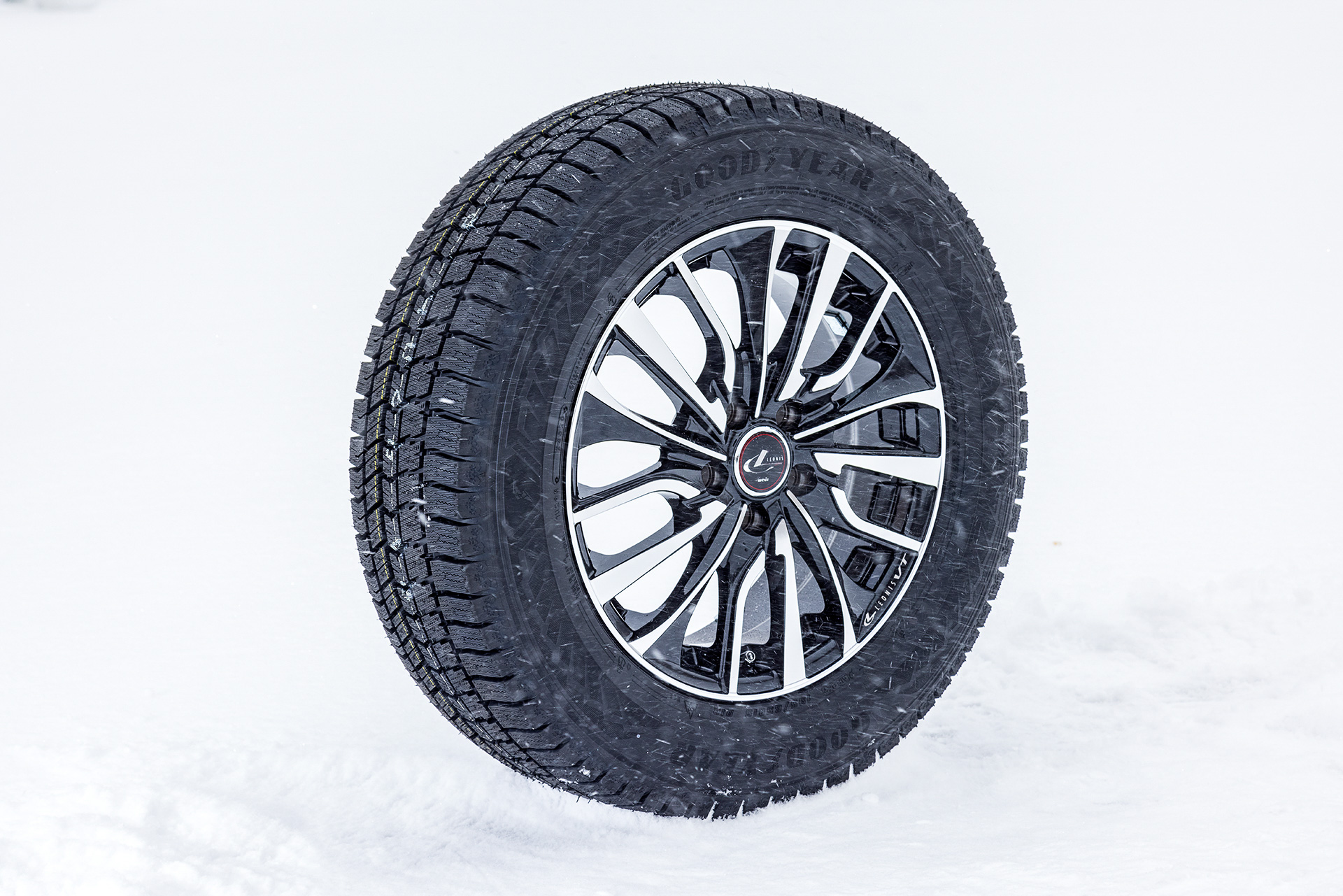 今回試したのは8月2日に発売された日本グッドイヤーの新スタッドレスタイヤ「ICE NAVI 8（アイスナビ エイト）」。シリーズ初の左右非対称パターンを採用し、雪上や氷上の冬性能に加えてライフ性能や新たな軟化剤の使用により柔軟性の持続も考慮した製品となる