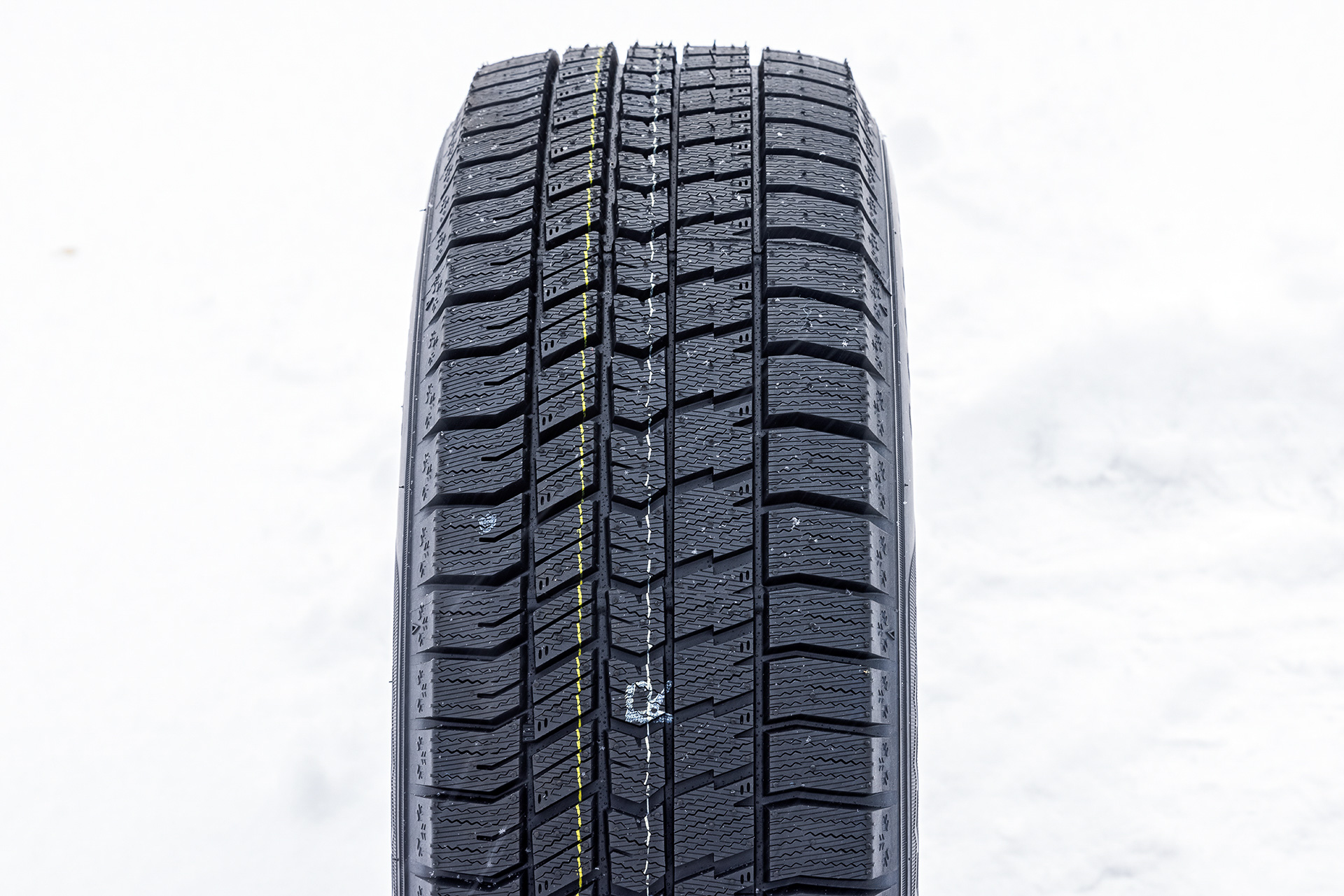 パターンデザインではOUT側の剛性を高め、旋回時の操縦安定性を確保するとともにLAND比を従来の「ICE NAVI 7」から2％高める（195/65R15）ことでより広く接地し、密着性が向上。氷上でのコーナリング性能はICE NAVI 7比で5％向上した。LAND比が上がると通常は下がってしまう雪上性能は、最適化されたトレッドパターンによりICE NAVI 7と同等の性能を維持している