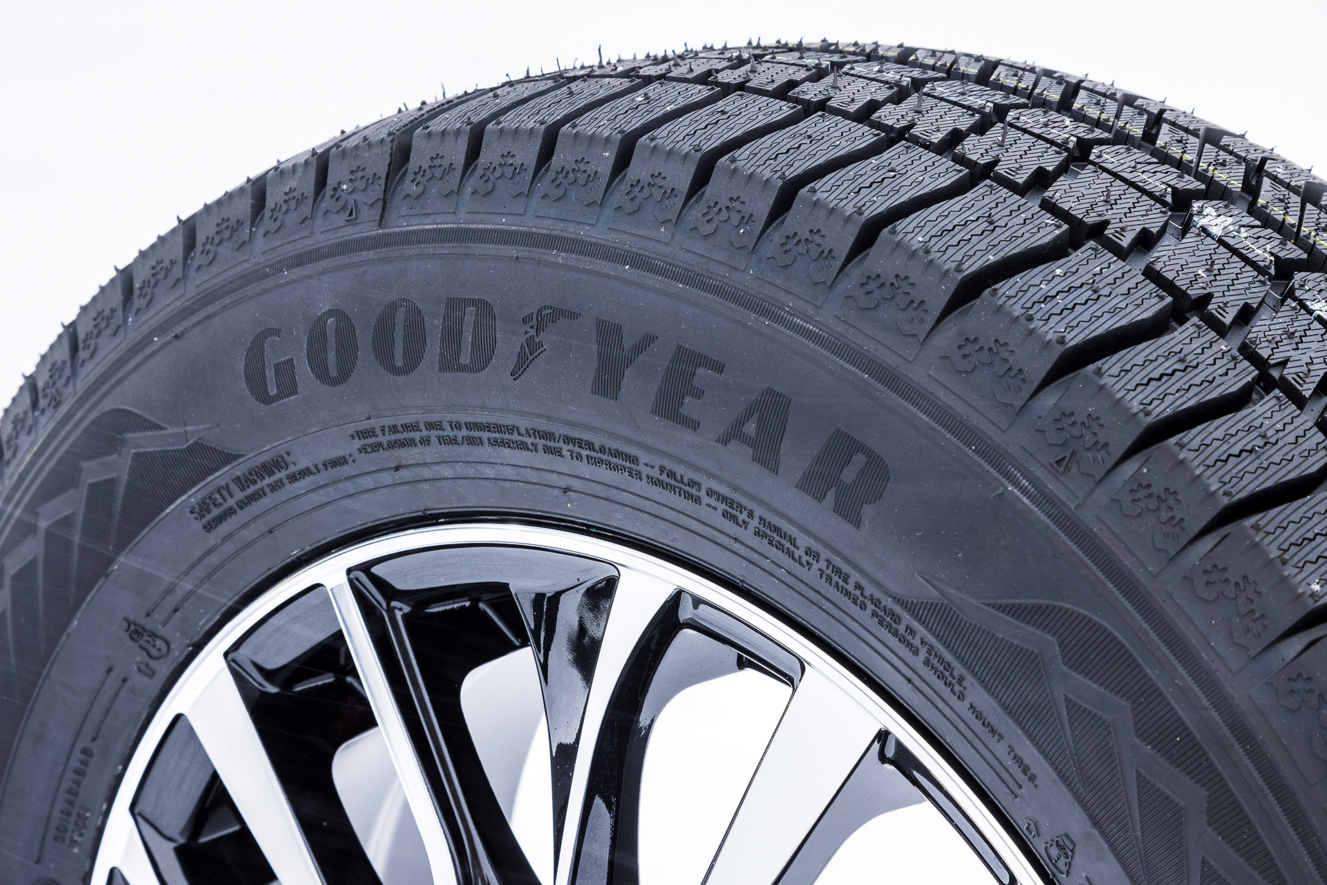 ICE NAVI 8では均一摩耗プロファイルの採用により、摩耗エネルギーを分散し偏摩耗を抑制。耐摩耗性はICE NAVI 7比で3％向上したほか、転がり抵抗比較テストにおいてはICE NAVI 7比で2％低減しており、同社の夏タイヤ「EAGLE LS EXE」と同等の低転がり抵抗を実現した。なお、ICE NAVI 7と比べてパターンノイズ（騒音エネルギー）が31％減、ロードノイズ（騒音エネルギー）が16％低減しているという