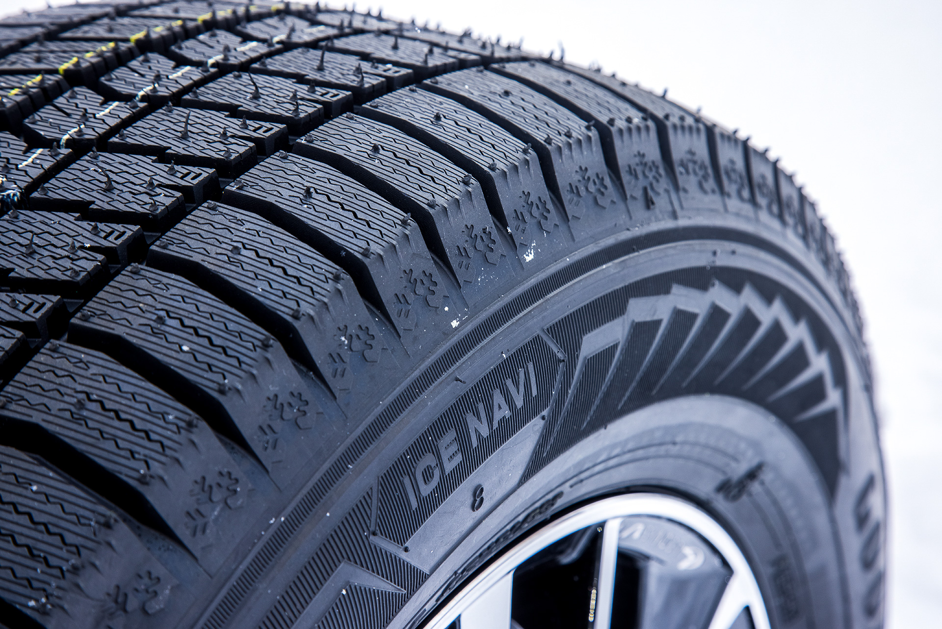 ICE NAVI 8では均一摩耗プロファイルの採用により、摩耗エネルギーを分散し偏摩耗を抑制。耐摩耗性はICE NAVI 7比で3％向上したほか、転がり抵抗比較テストにおいてはICE NAVI 7比で2％低減しており、同社の夏タイヤ「EAGLE LS EXE」と同等の低転がり抵抗を実現した。なお、ICE NAVI 7と比べてパターンノイズ（騒音エネルギー）が31％減、ロードノイズ（騒音エネルギー）が16％低減しているという