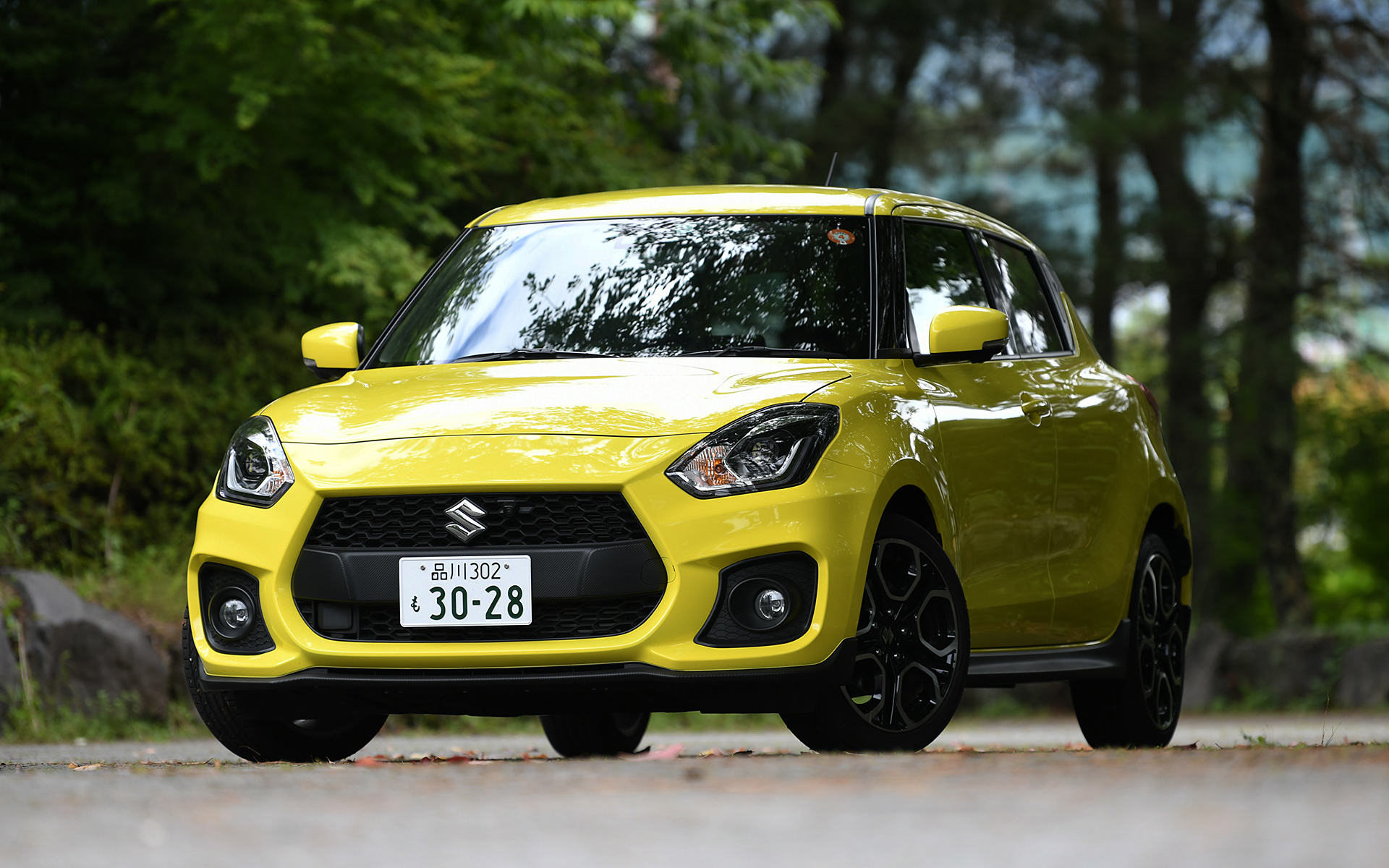 スイフトスポーツ（201万7400円）。試乗車は5万2800円高の全方位モニター用カメラパッケージ装着車。ボディサイズは3890×1735×1500mm（全長×全幅×全高）、ホイールベースは2450mm。車両重量は970kg