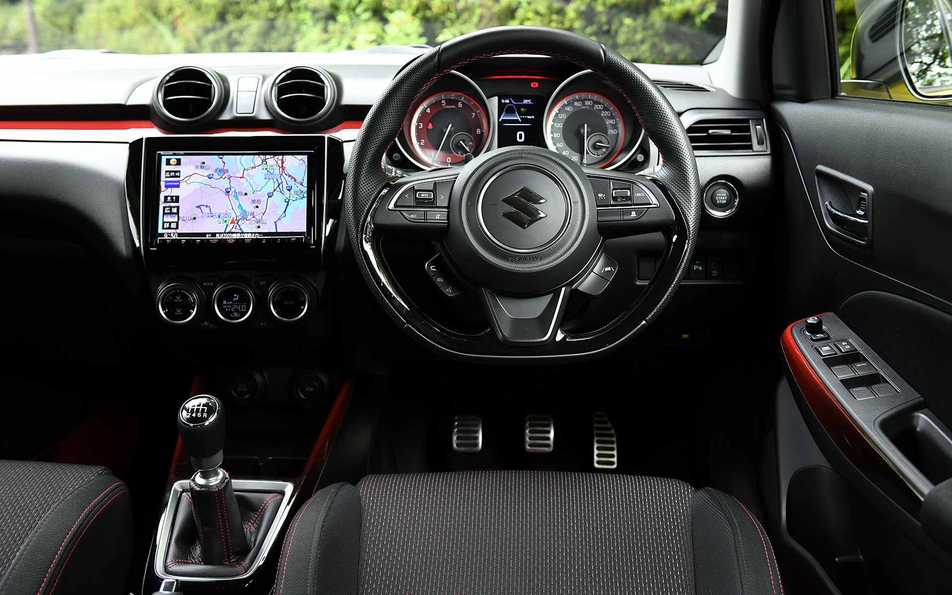 ブラックを基調にレッドの差し色を用いた内装は、メーター、ステアリング、インパネやコンソールなどのオーナメントが専用品となる。「スズキセーフティサポート」は標準装備となり、SRSカーテンエアバッグ、デュアルセンサーブレーキサポート、ブラインドスポットモニター、アダプティブクルーズコントロール（MT車のみ）などの安全装備が充実。セミバケットのフロントシートも専用となり、Sportのロゴが入る
