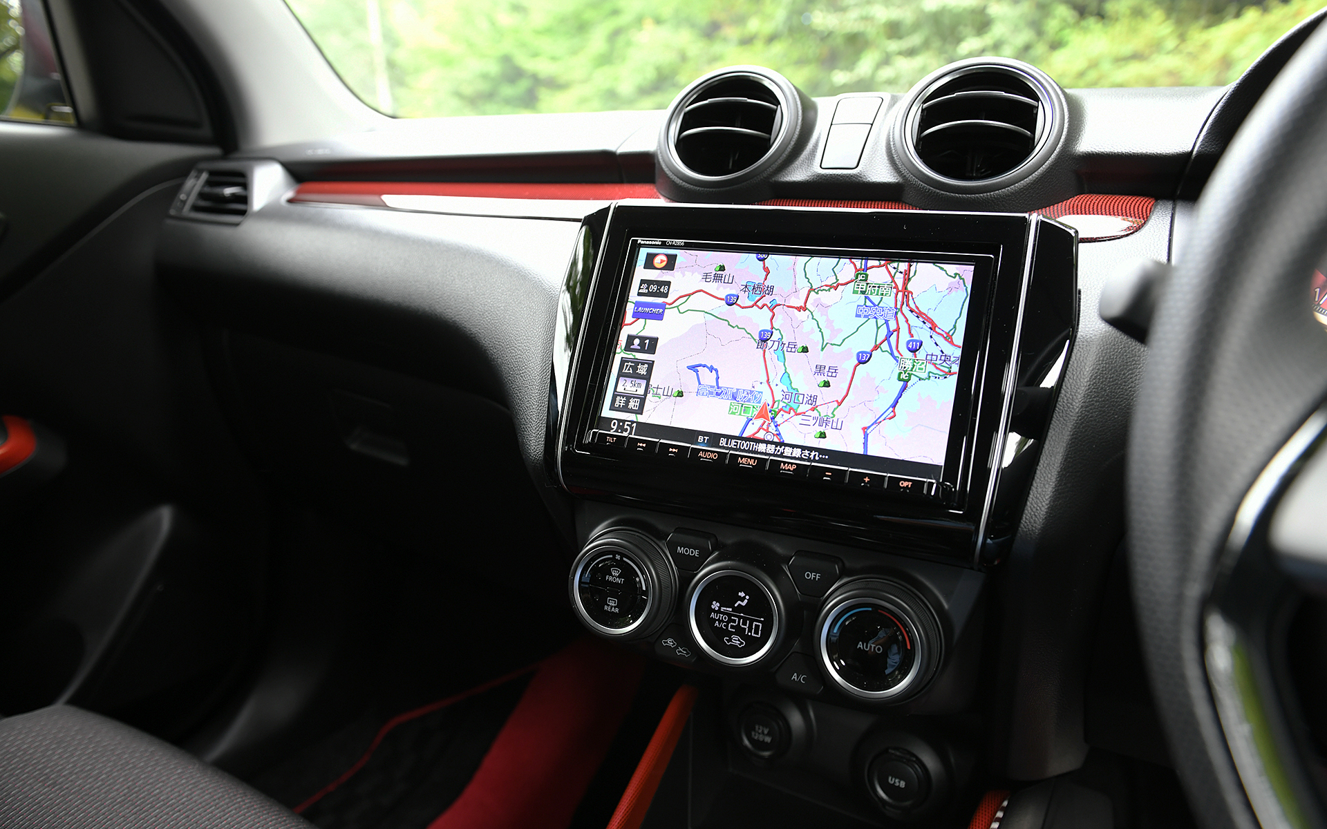 ブラックを基調にレッドの差し色を用いた内装は、メーター、ステアリング、インパネやコンソールなどのオーナメントが専用品となる。「スズキセーフティサポート」は標準装備となり、SRSカーテンエアバッグ、デュアルセンサーブレーキサポート、ブラインドスポットモニター、アダプティブクルーズコントロール（MT車のみ）などの安全装備が充実。セミバケットのフロントシートも専用となり、Sportのロゴが入る