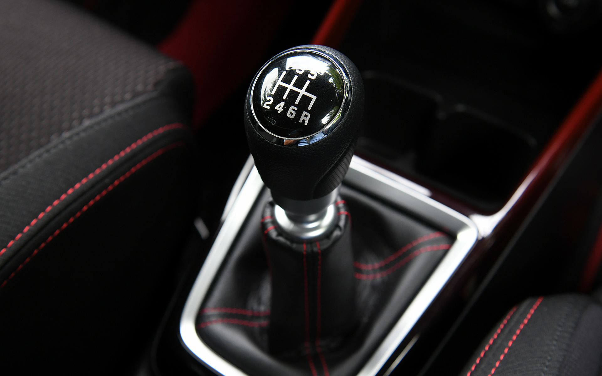 ブラックを基調にレッドの差し色を用いた内装は、メーター、ステアリング、インパネやコンソールなどのオーナメントが専用品となる。「スズキセーフティサポート」は標準装備となり、SRSカーテンエアバッグ、デュアルセンサーブレーキサポート、ブラインドスポットモニター、アダプティブクルーズコントロール（MT車のみ）などの安全装備が充実。セミバケットのフロントシートも専用となり、Sportのロゴが入る