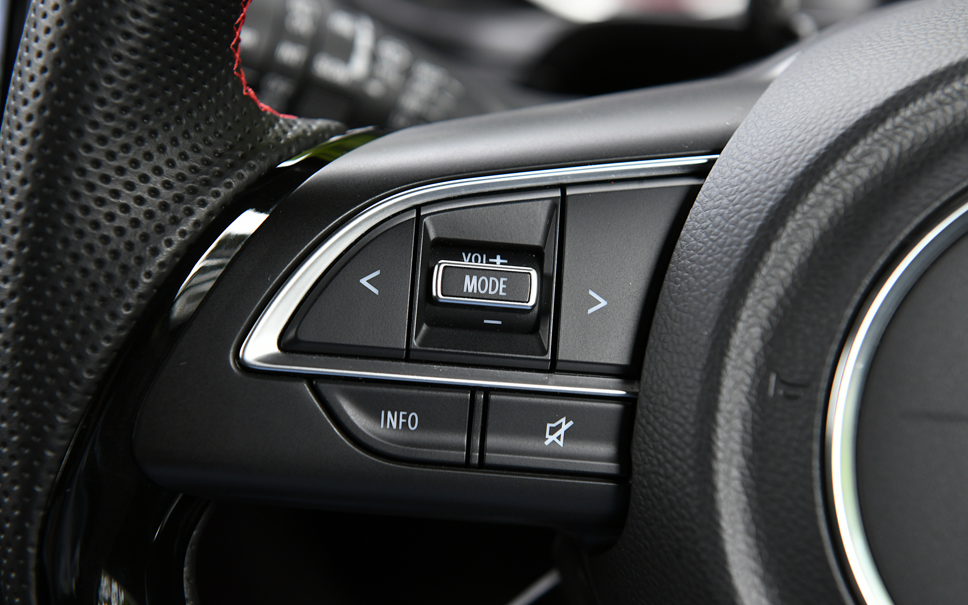 ブラックを基調にレッドの差し色を用いた内装は、メーター、ステアリング、インパネやコンソールなどのオーナメントが専用品となる。「スズキセーフティサポート」は標準装備となり、SRSカーテンエアバッグ、デュアルセンサーブレーキサポート、ブラインドスポットモニター、アダプティブクルーズコントロール（MT車のみ）などの安全装備が充実。セミバケットのフロントシートも専用となり、Sportのロゴが入る