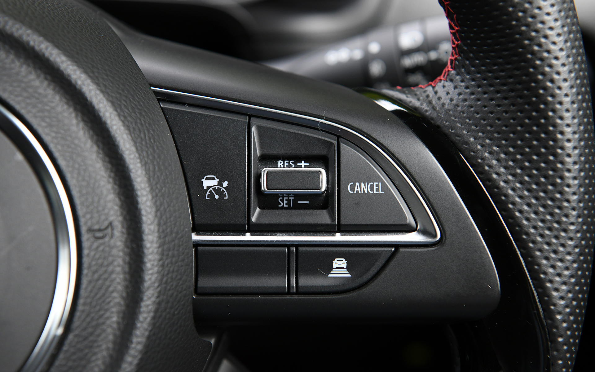 ブラックを基調にレッドの差し色を用いた内装は、メーター、ステアリング、インパネやコンソールなどのオーナメントが専用品となる。「スズキセーフティサポート」は標準装備となり、SRSカーテンエアバッグ、デュアルセンサーブレーキサポート、ブラインドスポットモニター、アダプティブクルーズコントロール（MT車のみ）などの安全装備が充実。セミバケットのフロントシートも専用となり、Sportのロゴが入る