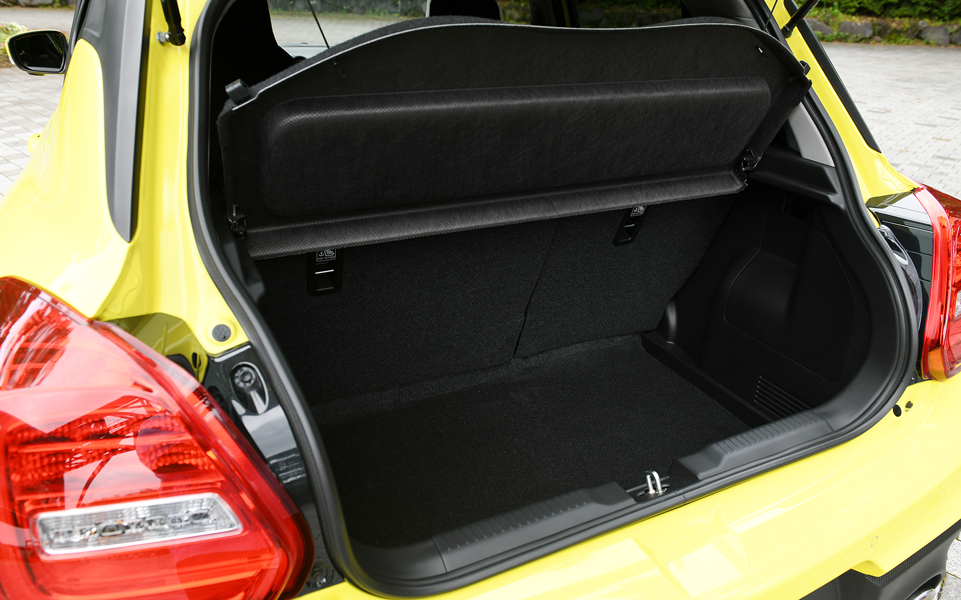 ブラックを基調にレッドの差し色を用いた内装は、メーター、ステアリング、インパネやコンソールなどのオーナメントが専用品となる。「スズキセーフティサポート」は標準装備となり、SRSカーテンエアバッグ、デュアルセンサーブレーキサポート、ブラインドスポットモニター、アダプティブクルーズコントロール（MT車のみ）などの安全装備が充実。セミバケットのフロントシートも専用となり、Sportのロゴが入る