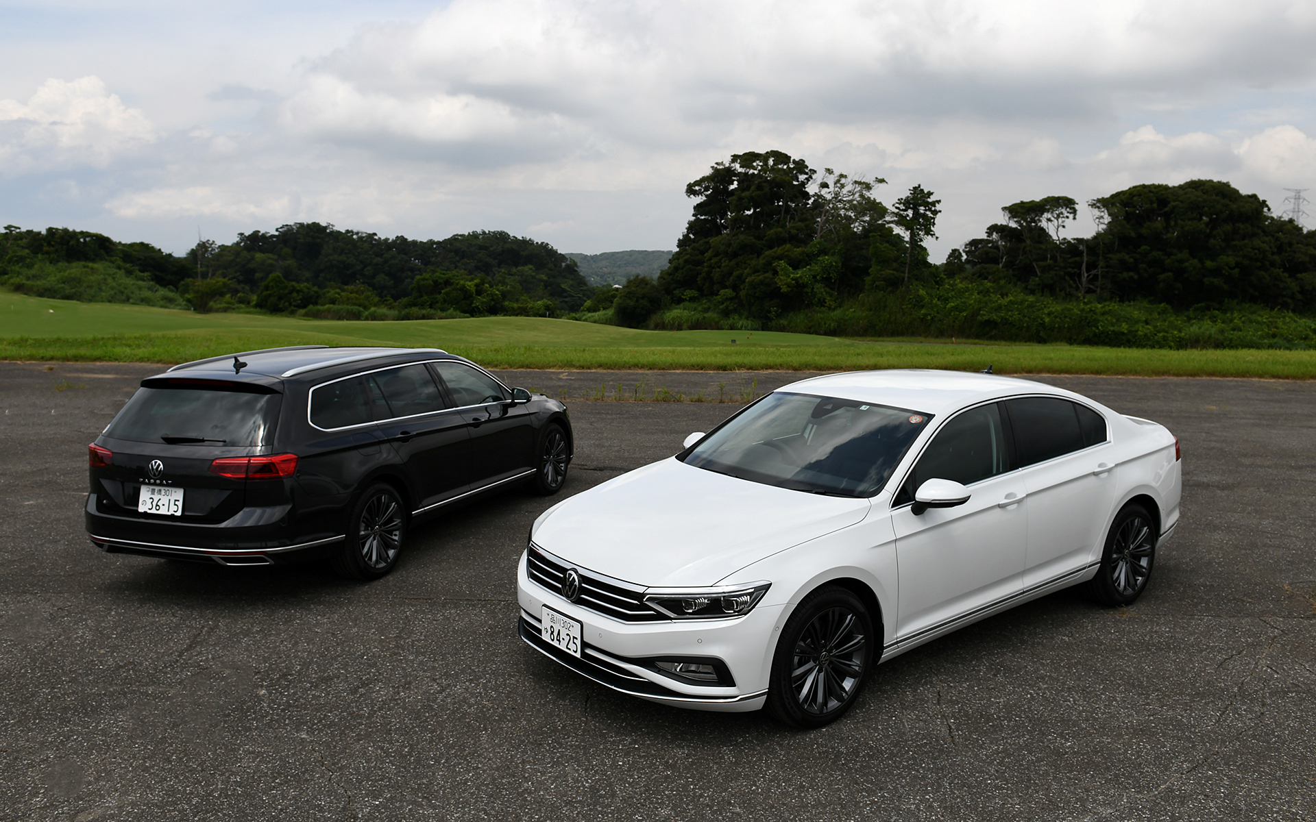 ワゴンタイプのパサート ヴァリアント（左奥）、セダンタイプのパサート（右前）に加え、クロスオーバーモデルのパサート オールトラックがラインアップされるパサートシリーズ