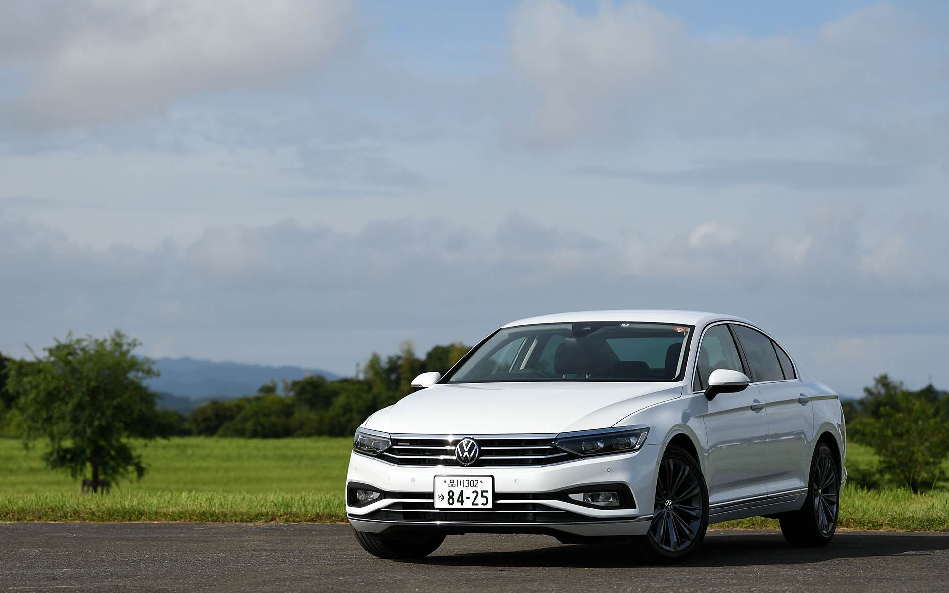 今回の試乗車となるパサート TSI エレガンス アドバンス（499万9000円）。ボディカラーはオリックスホワイト マザーオブパールエフェクト