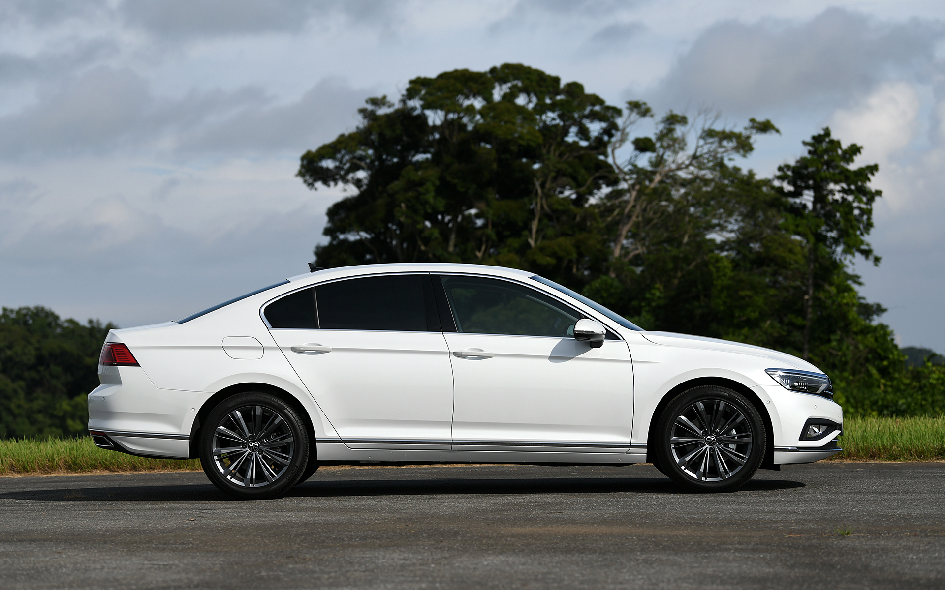 ボディサイズは4790×1830×1470mm（全長×全幅×全高）、ホイールベースは2790mm。車両重量は1450kg。8J×18アルミホイール（10ダブルスポーク）に装着するタイヤは235/45R18サイズのピレリ「Cinturato P7」