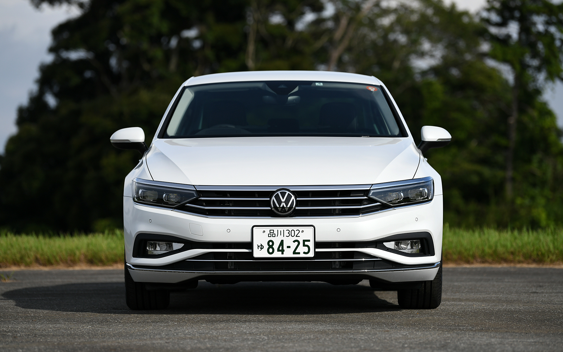 ボディサイズは4790×1830×1470mm（全長×全幅×全高）、ホイールベースは2790mm。車両重量は1450kg。8J×18アルミホイール（10ダブルスポーク）に装着するタイヤは235/45R18サイズのピレリ「Cinturato P7」