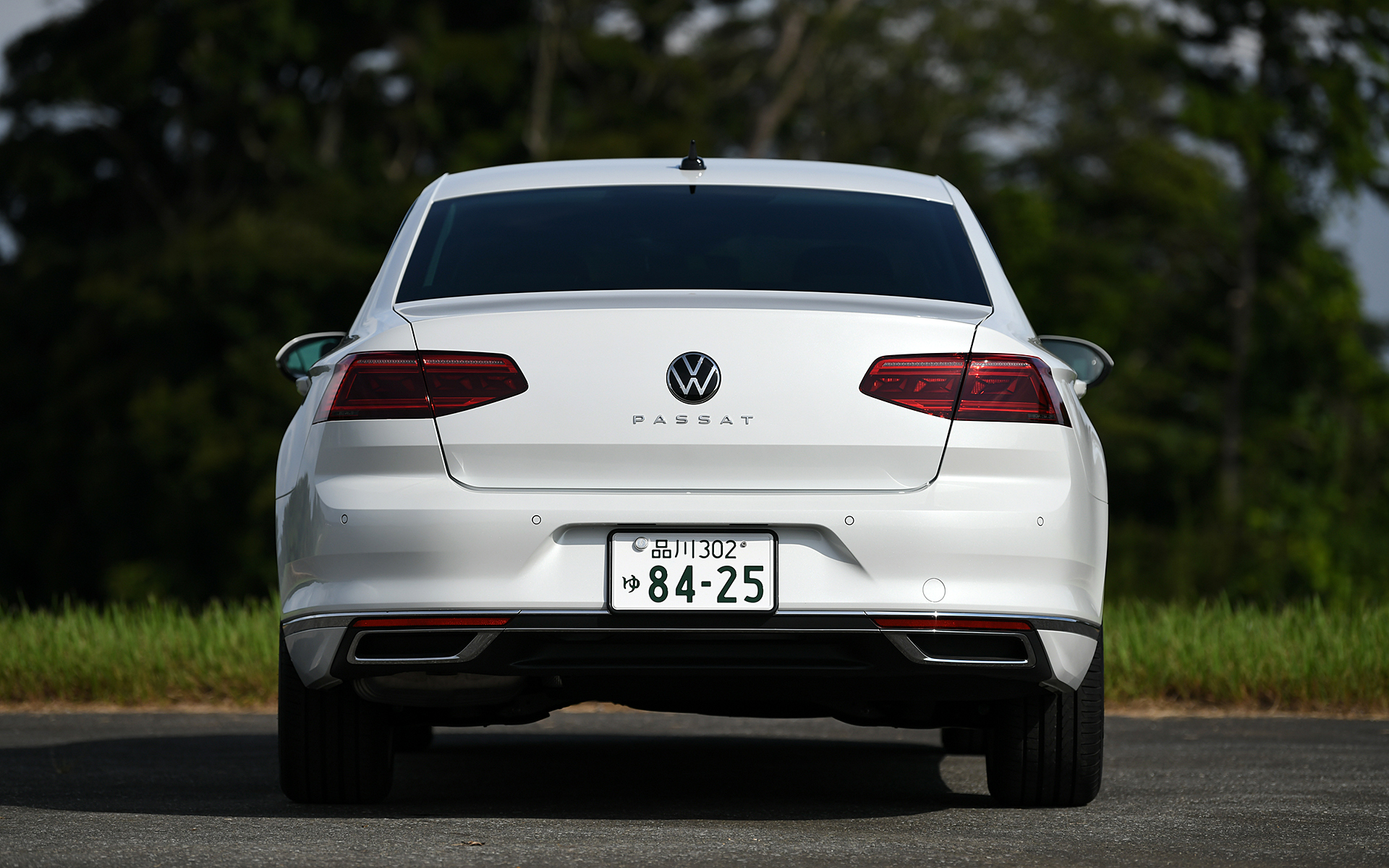 ボディサイズは4790×1830×1470mm（全長×全幅×全高）、ホイールベースは2790mm。車両重量は1450kg。8J×18アルミホイール（10ダブルスポーク）に装着するタイヤは235/45R18サイズのピレリ「Cinturato P7」