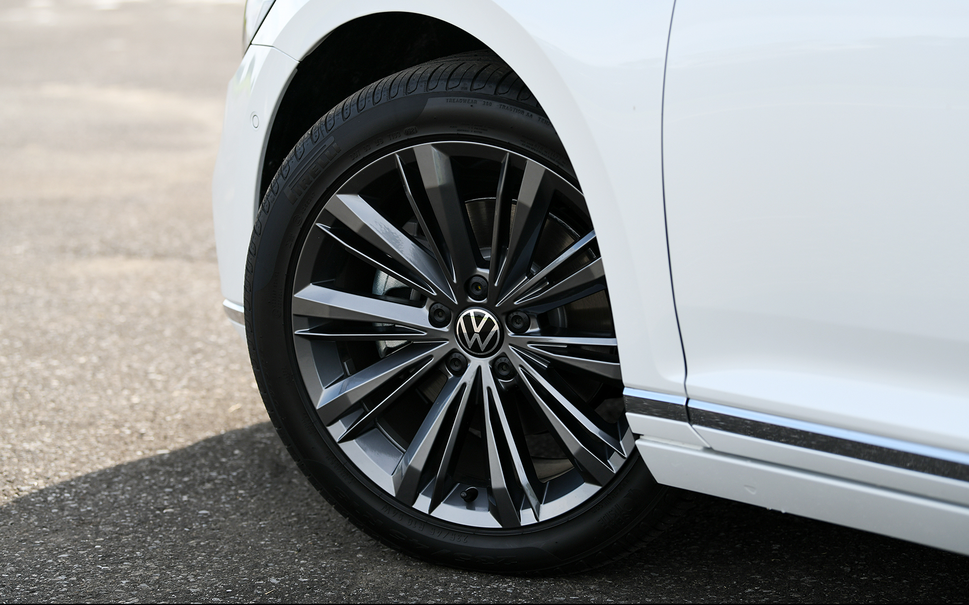 ボディサイズは4790×1830×1470mm（全長×全幅×全高）、ホイールベースは2790mm。車両重量は1450kg。8J×18アルミホイール（10ダブルスポーク）に装着するタイヤは235/45R18サイズのピレリ「Cinturato P7」