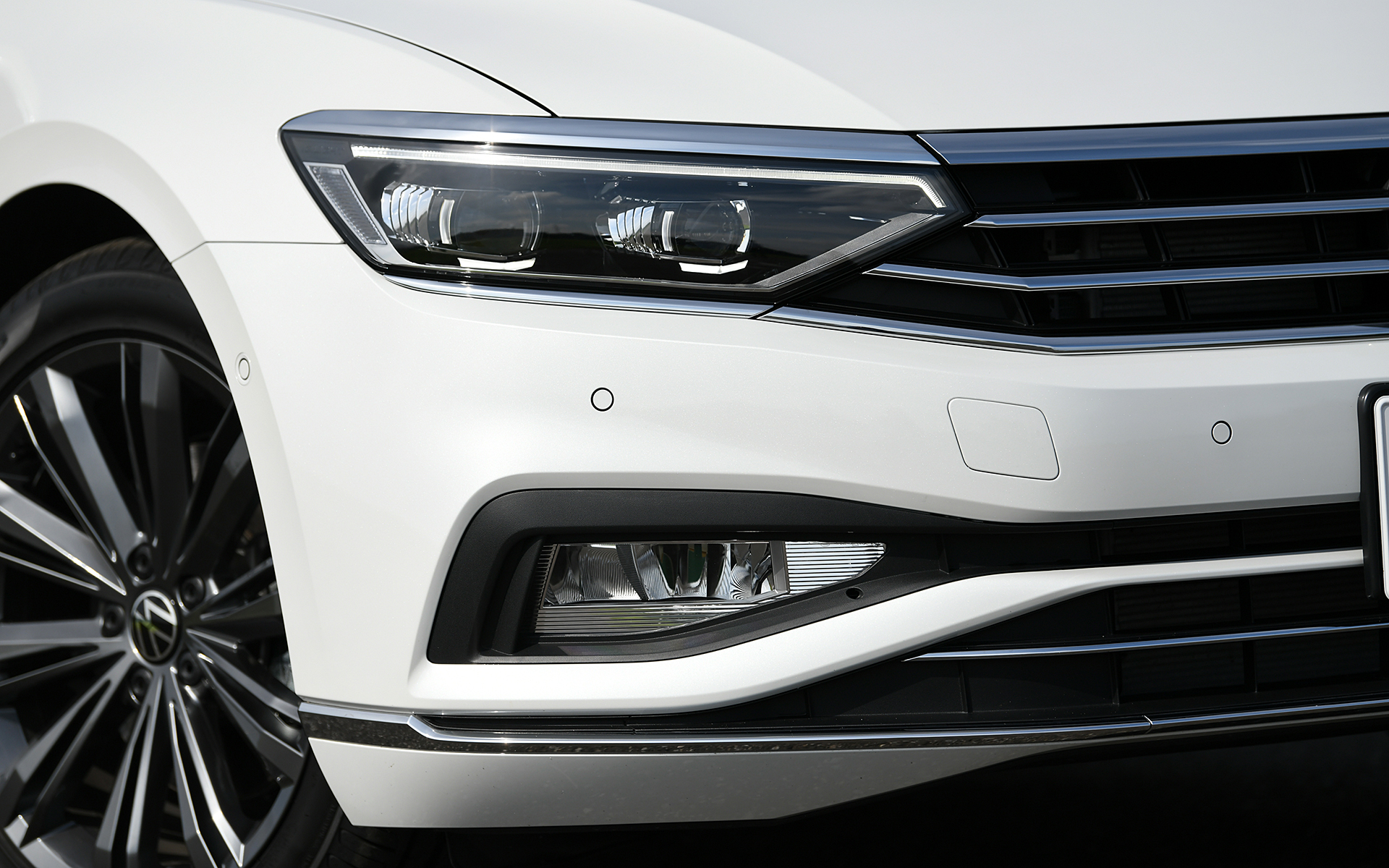 同一車線内全車速運転支援システム“Travel Assist”、LEDマトリックスヘッドライト“IQ.LIGHT”といった先進装備に加え、エレガンス アドバンスでは駐車支援システム“Park Assist”やアラウンドビューカメラ“Area View”などの運転支援技術も搭載。外観では「Passat」のロゴデザインが一新された