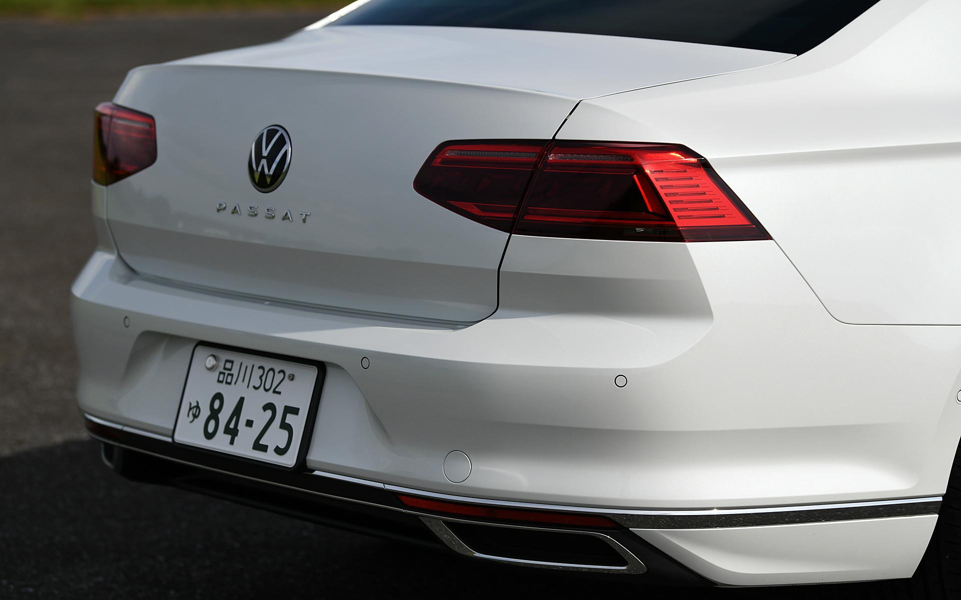 同一車線内全車速運転支援システム“Travel Assist”、LEDマトリックスヘッドライト“IQ.LIGHT”といった先進装備に加え、エレガンス アドバンスでは駐車支援システム“Park Assist”やアラウンドビューカメラ“Area View”などの運転支援技術も搭載。外観では「Passat」のロゴデザインが一新された