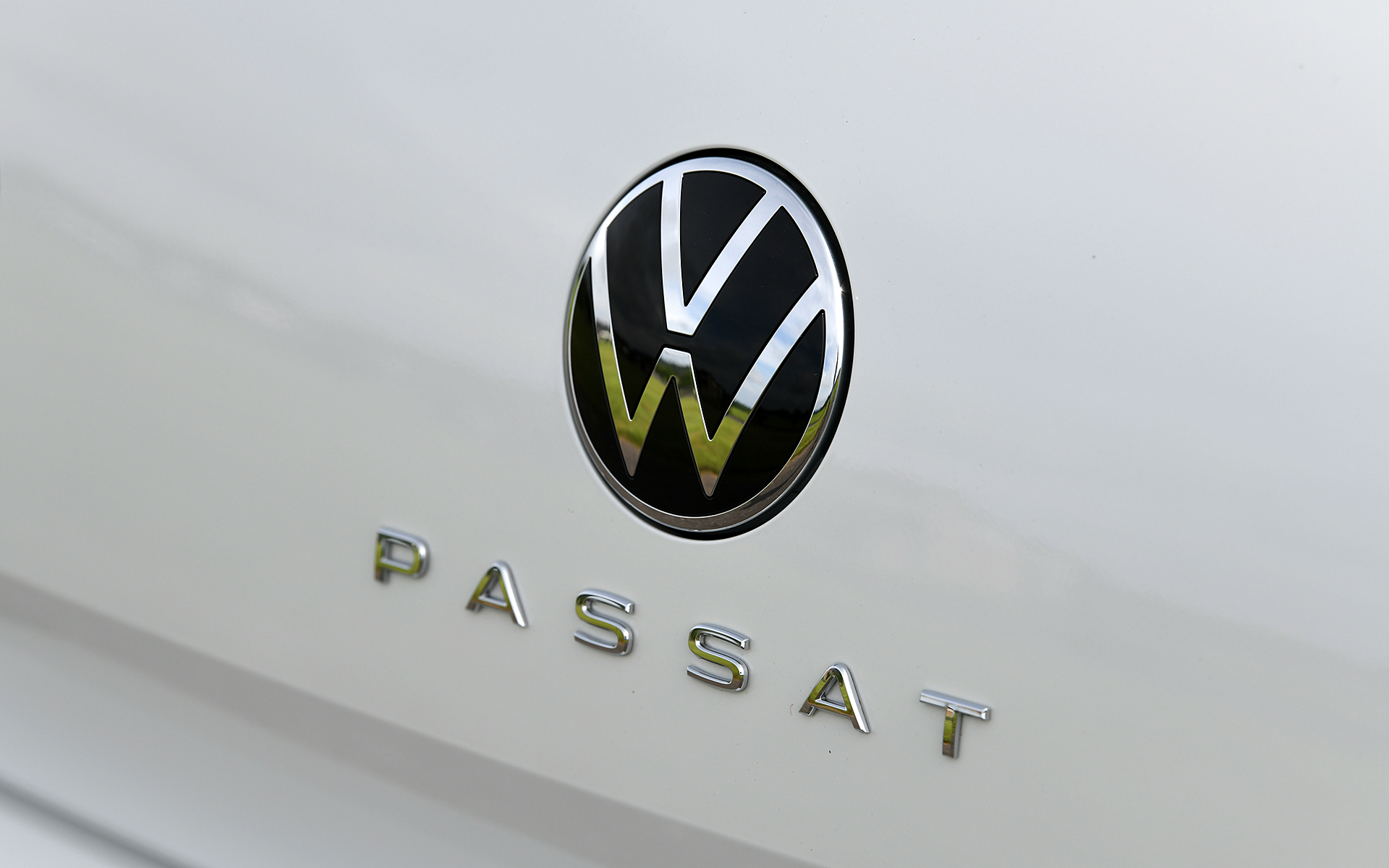 同一車線内全車速運転支援システム“Travel Assist”、LEDマトリックスヘッドライト“IQ.LIGHT”といった先進装備に加え、エレガンス アドバンスでは駐車支援システム“Park Assist”やアラウンドビューカメラ“Area View”などの運転支援技術も搭載。外観では「Passat」のロゴデザインが一新された