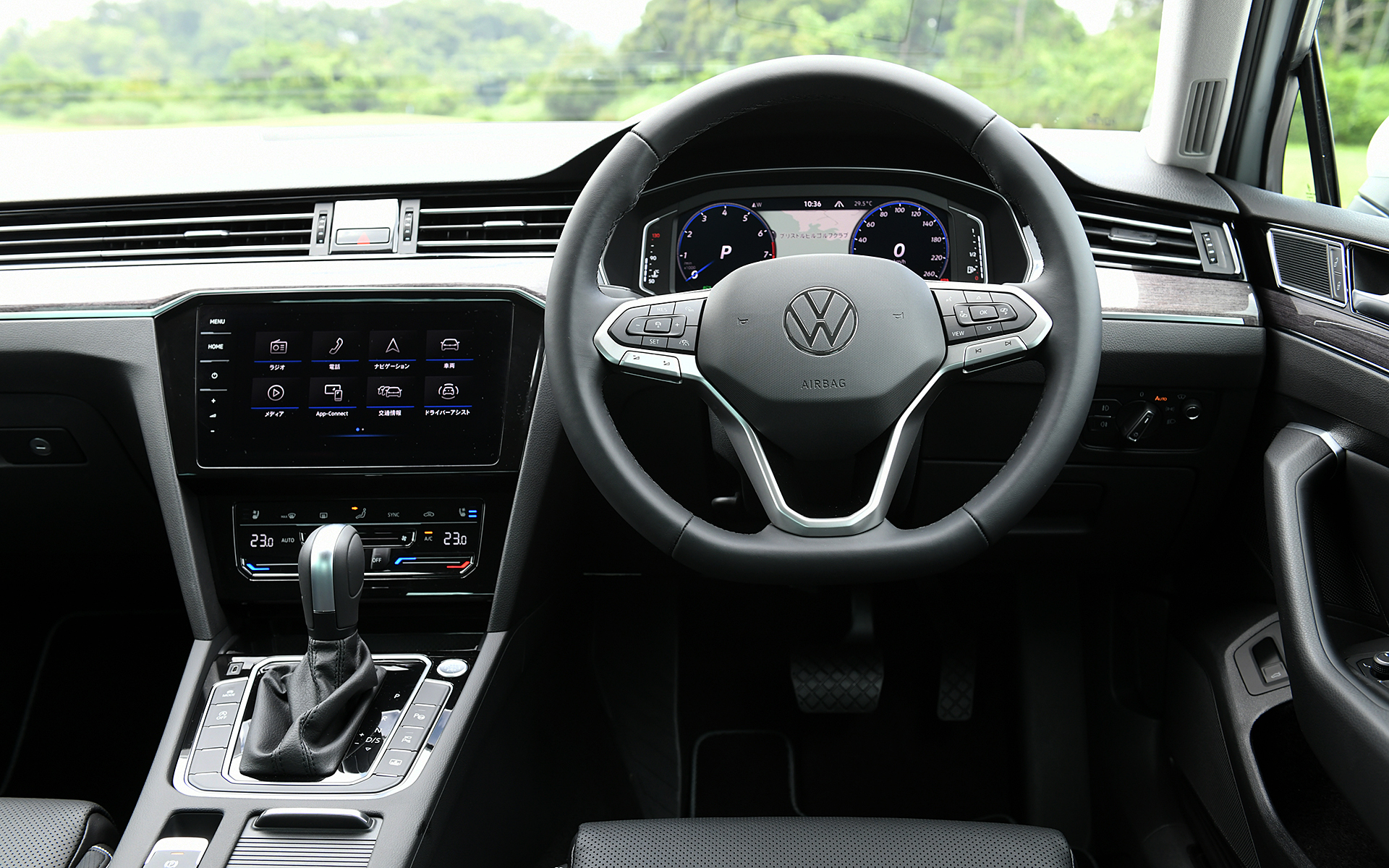 パサートは全車でeSIM内蔵の通信モジュールを搭載した新世代インフォテイメントシステムを搭載。エレガンス アドバンスでは9.2インチの大画面モニターの純正インフォテイメントシステム“Discover Pro”に加え、デジタルメータークラスター“Digital Cockpit Pro”を標準装備する先進的なコクピットまわりとなる