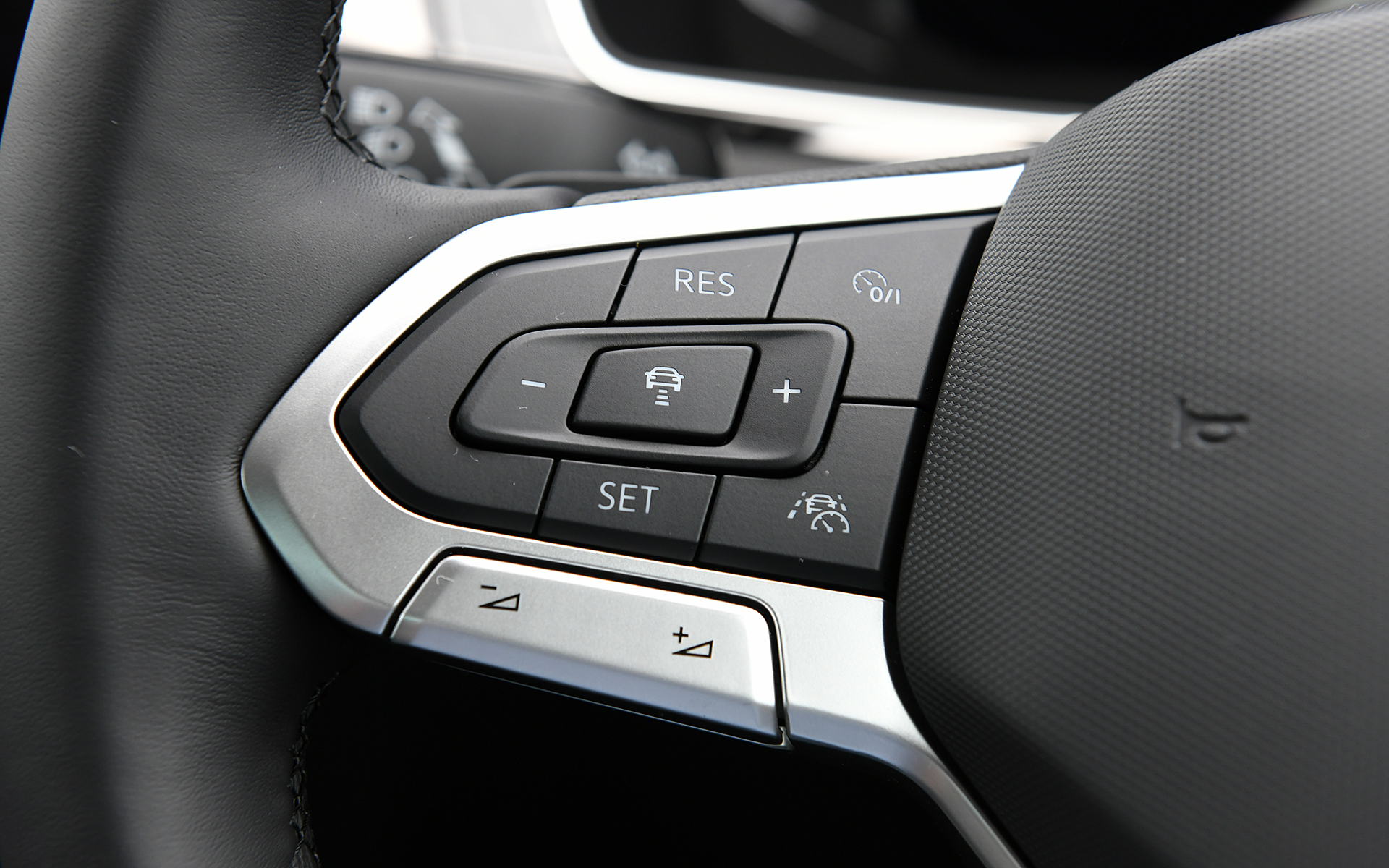 パサートは全車でeSIM内蔵の通信モジュールを搭載した新世代インフォテイメントシステムを搭載。エレガンス アドバンスでは9.2インチの大画面モニターの純正インフォテイメントシステム“Discover Pro”に加え、デジタルメータークラスター“Digital Cockpit Pro”を標準装備する先進的なコクピットまわりとなる