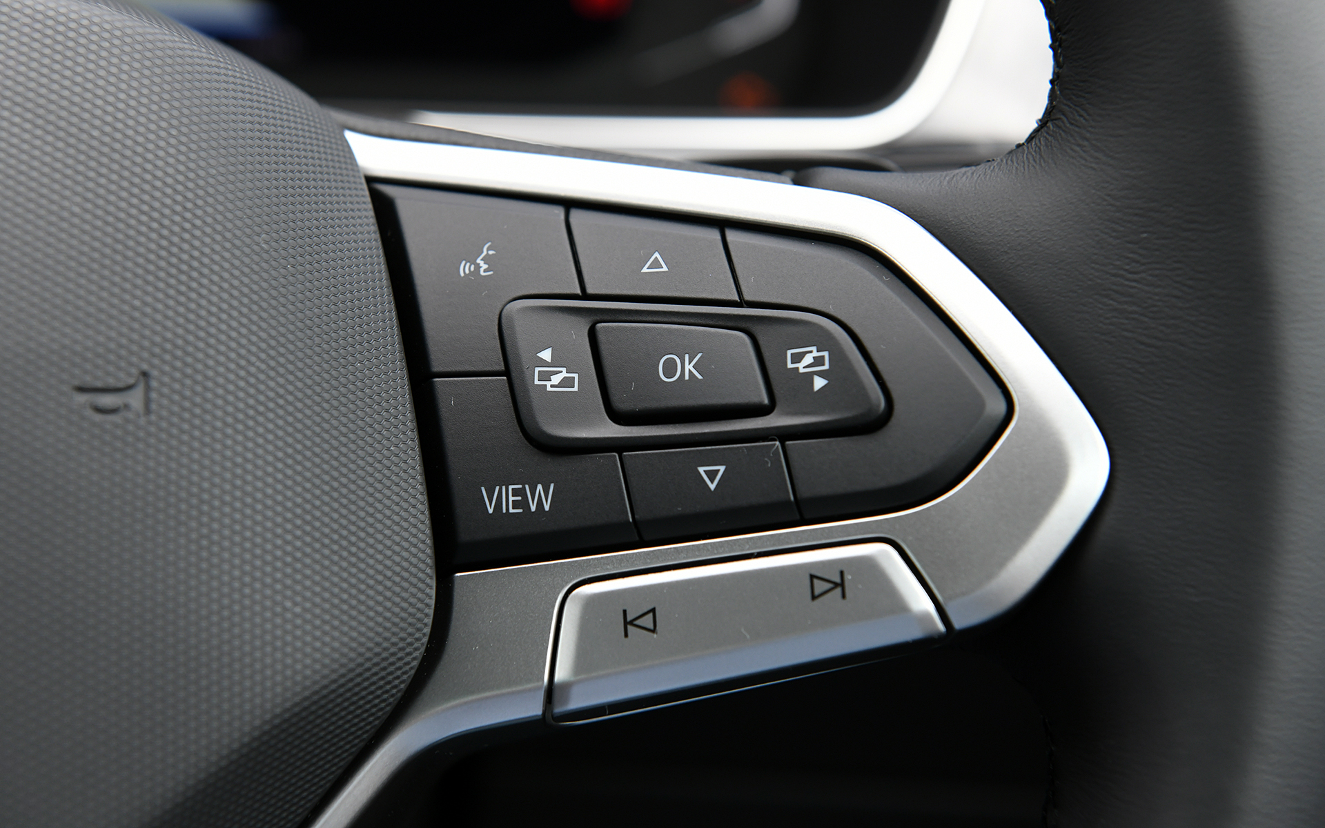 パサートは全車でeSIM内蔵の通信モジュールを搭載した新世代インフォテイメントシステムを搭載。エレガンス アドバンスでは9.2インチの大画面モニターの純正インフォテイメントシステム“Discover Pro”に加え、デジタルメータークラスター“Digital Cockpit Pro”を標準装備する先進的なコクピットまわりとなる