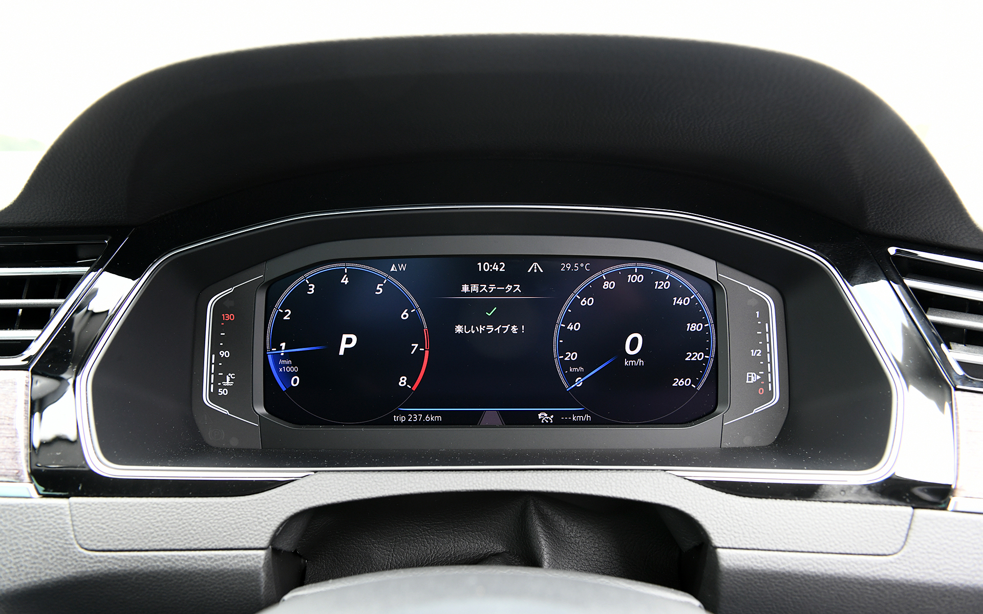 パサートは全車でeSIM内蔵の通信モジュールを搭載した新世代インフォテイメントシステムを搭載。エレガンス アドバンスでは9.2インチの大画面モニターの純正インフォテイメントシステム“Discover Pro”に加え、デジタルメータークラスター“Digital Cockpit Pro”を標準装備する先進的なコクピットまわりとなる