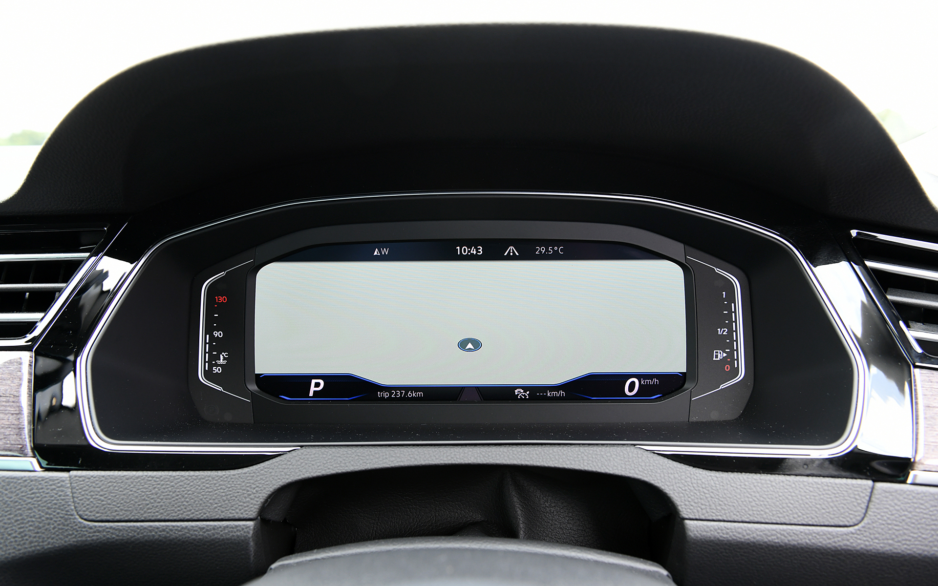 パサートは全車でeSIM内蔵の通信モジュールを搭載した新世代インフォテイメントシステムを搭載。エレガンス アドバンスでは9.2インチの大画面モニターの純正インフォテイメントシステム“Discover Pro”に加え、デジタルメータークラスター“Digital Cockpit Pro”を標準装備する先進的なコクピットまわりとなる