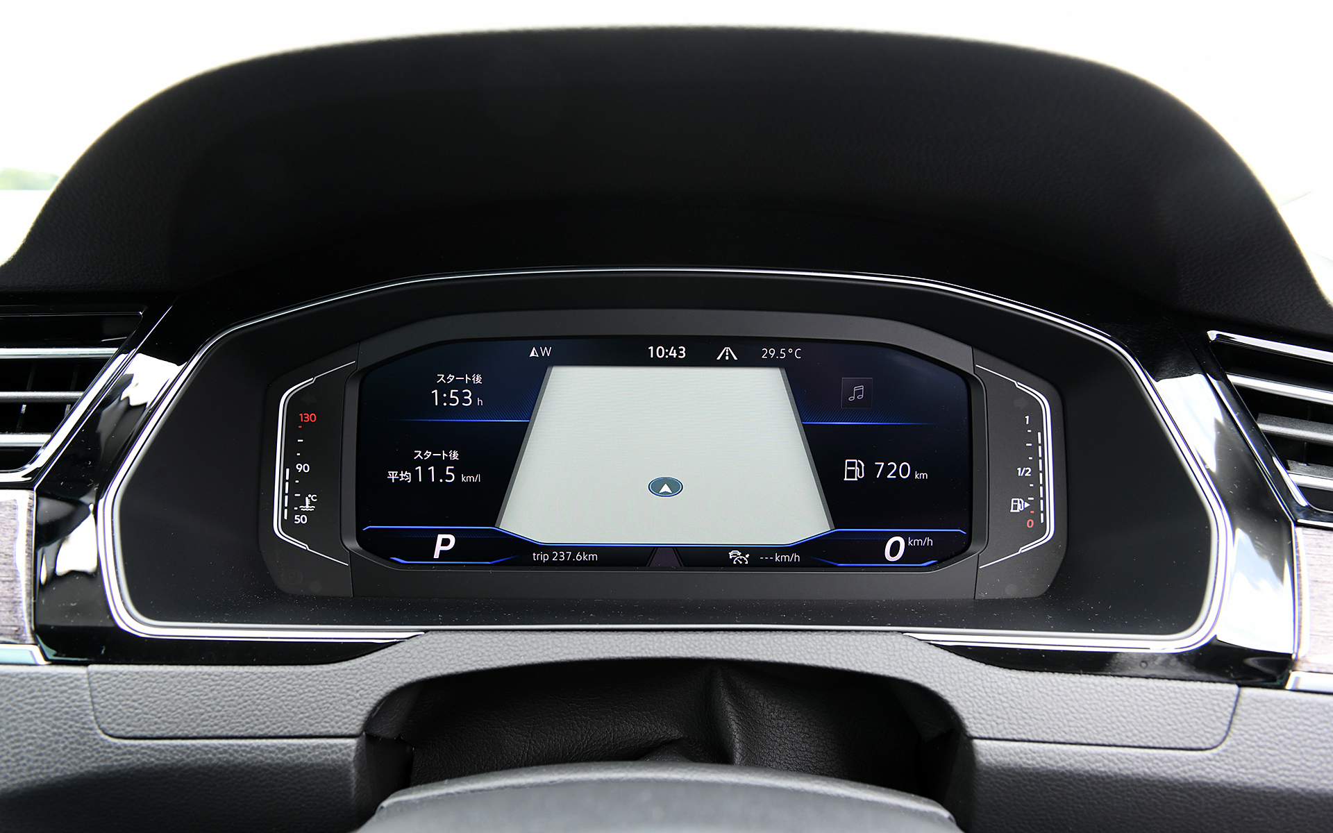 パサートは全車でeSIM内蔵の通信モジュールを搭載した新世代インフォテイメントシステムを搭載。エレガンス アドバンスでは9.2インチの大画面モニターの純正インフォテイメントシステム“Discover Pro”に加え、デジタルメータークラスター“Digital Cockpit Pro”を標準装備する先進的なコクピットまわりとなる