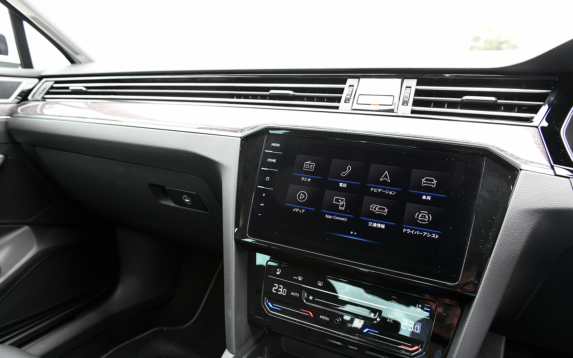 パサートは全車でeSIM内蔵の通信モジュールを搭載した新世代インフォテイメントシステムを搭載。エレガンス アドバンスでは9.2インチの大画面モニターの純正インフォテイメントシステム“Discover Pro”に加え、デジタルメータークラスター“Digital Cockpit Pro”を標準装備する先進的なコクピットまわりとなる