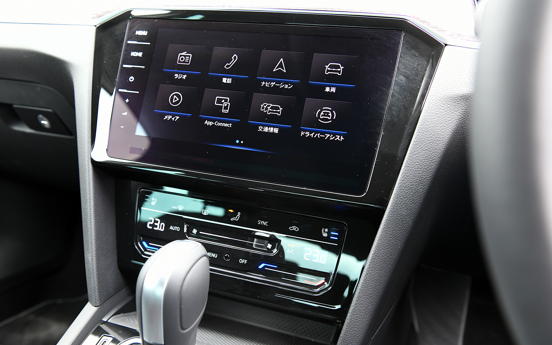 パサートは全車でeSIM内蔵の通信モジュールを搭載した新世代インフォテイメントシステムを搭載。エレガンス アドバンスでは9.2インチの大画面モニターの純正インフォテイメントシステム“Discover Pro”に加え、デジタルメータークラスター“Digital Cockpit Pro”を標準装備する先進的なコクピットまわりとなる