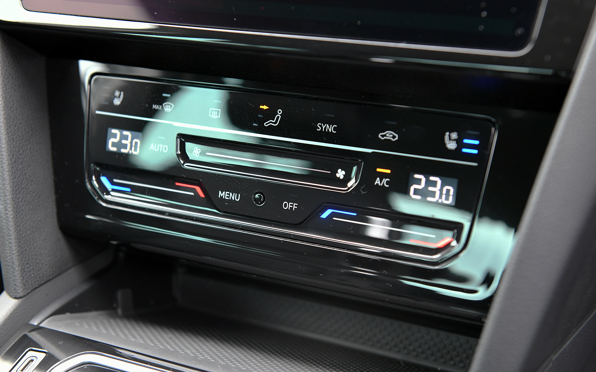 パサートは全車でeSIM内蔵の通信モジュールを搭載した新世代インフォテイメントシステムを搭載。エレガンス アドバンスでは9.2インチの大画面モニターの純正インフォテイメントシステム“Discover Pro”に加え、デジタルメータークラスター“Digital Cockpit Pro”を標準装備する先進的なコクピットまわりとなる