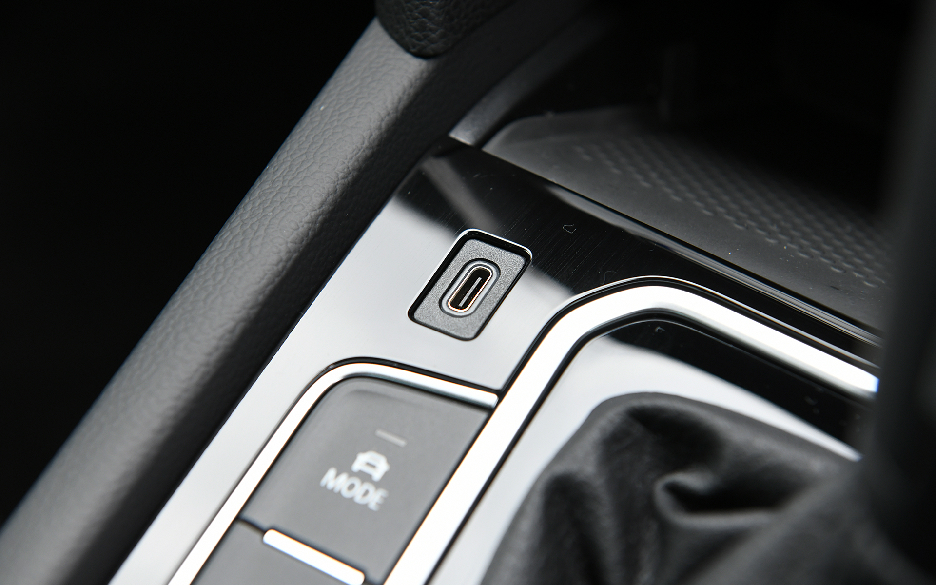 パサートは全車でeSIM内蔵の通信モジュールを搭載した新世代インフォテイメントシステムを搭載。エレガンス アドバンスでは9.2インチの大画面モニターの純正インフォテイメントシステム“Discover Pro”に加え、デジタルメータークラスター“Digital Cockpit Pro”を標準装備する先進的なコクピットまわりとなる